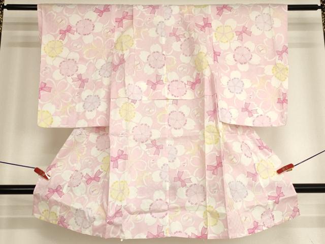 ■■■　サイズ　■■■ 【祝着】 身丈 99cm（肩から） 裄丈 53.5cm（肩上げ　2cm） 袖丈 55cm　縫込み 1cm 袖幅 33cm 前幅 20.5cm 後幅 25cm 着物縫いこみ 内揚げ 0cm （腰上げ　7.5cm） 裄 お袖側 約1cm　身頃側 約0cm ■■■　商品詳細　■■■ 着物【綿・未使用】の状態は接写画像のように上前・左袖前・下前・右袖後に汚れがございますが その他特に目立ったシミ汚れなどもなく大変良い状態です。 大変上質な逸品になります。 お安く出品致しますので、是非この機会にいかがでしょうか？ ■■■　注意事項　■■■ ■モニター発色の具合により色合いが異なる場合がございます。 ■寸法は多少の誤差が生じる場合がございますのでご了承ください。 ■縫込みの長さが左右非対称の場合は短い部分を記載しております。 左右非対称であってもご返品・お値引き等の保証は出来かねますので、ご了承の上ご購入をお願い致します。 ■シミ等のチェックには注意を払っておりますが、見落としがある場合もございますし、個人の見解も様々ですので神経質な方のご購入はお控えください。 ■箪笥に入っておりました着物や帯なので畳みシワや匂いがあるものもございます。 ■お休みは基本的に土日祝となりますが、その他臨時でお休みする場合がございますのでご了承ください。 ■商品の発送は平日のみの発送となります。 ■夜間と土曜、日曜日はお問い合わせの回答が遅れる場合がございます。 ■当店では、お直し、紋入れ、お手入れ等は承っておりません。 ■生地の状態（ヤケ、経年劣化等）によってはサイズ直しが出来ない場合がございます。 その点もどうかご了承のうえ、ご購入をお願いいたします。 ■弊社で取り扱う商品は一点ものにつき、時期や在庫状況に応じて金額が変更となる場合がございます。 ■検針は行っておりません。予めご了承いただきますようお願いいたします。 ■【洗える着物】と記載のある商品におきましては、商品お届け後に洗濯を行ってしまってからのご返品にはご対応しかねます。 念の為、専門店でのお手入れをお願いいたします。 ■写真に写っている物が全てになります。それ以外の付属品はございませんのでご了承ください。 ■状態に関する写真につきましては、掲載可能な写真枚数に限りがあるため、各箇所につき1枚参考画像を掲載しております。 ■着物のサイズ目安は下記を参考ください↓ ＜女性着物＞　お端折り次第で＋5cm　−1cmが着用可能サイズ 　例）身丈170cmの場合、身長160cm〜175cm ＜男性着物＞　身丈＋約25cm〜27cm程が適応身長 　例）身丈155cmの場合、身長180〜182cm