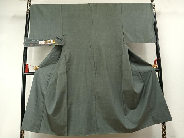 ■■■　サイズ　■■■ 身丈 141cm（肩から） 裄丈 69cm 袖丈 46cm　縫込み 4.5cm 袖幅 36cm 前幅 29cm 後幅 32cm 着物縫いこみ 内揚げ 8cm 裄 お袖側 約5cm　身頃側 約4.5cm ■■■　商品詳細　■■■ 【正絹】 状態は接写画像のように後身頃・衿・衿裏に薄い汚れがございますが その他特に目立ったシミ汚れなどもなく大変良い状態です。 大変上質な逸品になります。 お安く出品致しますので、是非この機会にいかがでしょうか？ ■■■　注意事項　■■■ ■モニター発色の具合により色合いが異なる場合がございます。 ■寸法は多少の誤差が生じる場合がございますのでご了承ください。 ■縫込みの長さが左右非対称の場合は短い部分を記載しております。 左右非対称であってもご返品・お値引き等の保証は出来かねますので、ご了承の上ご購入をお願い致します。 ■シミ等のチェックには注意を払っておりますが、見落としがある場合もございますし、個人の見解も様々ですので神経質な方のご購入はお控えください。 ■箪笥に入っておりました着物や帯なので畳みシワや匂いがあるものもございます。 ■お休みは基本的に土日祝となりますが、その他臨時でお休みする場合がございますのでご了承ください。 ■商品の発送は平日のみの発送となります。 ■夜間と土曜、日曜日はお問い合わせの回答が遅れる場合がございます。 ■当店では、お直し、紋入れ、お手入れ等は承っておりません。 ■生地の状態（ヤケ、経年劣化等）によってはサイズ直しが出来ない場合がございます。 その点もどうかご了承のうえ、ご購入をお願いいたします。 ■弊社で取り扱う商品は一点ものにつき、時期や在庫状況に応じて金額が変更となる場合がございます。 ■検針は行っておりません。予めご了承いただきますようお願いいたします。 ■【洗える着物】と記載のある商品におきましては、商品お届け後に洗濯を行ってしまってからのご返品にはご対応しかねます。 念の為、専門店でのお手入れをお願いいたします。 ■写真に写っている物が全てになります。それ以外の付属品はございませんのでご了承ください。 ■状態に関する写真につきましては、掲載可能な写真枚数に限りがあるため、各箇所につき1枚参考画像を掲載しております。 ■着物のサイズ目安は下記を参考ください↓ ＜女性着物＞　お端折り次第で＋5cm　−1cmが着用可能サイズ 　例）身丈170cmの場合、身長160cm〜175cm ＜男性着物＞　身丈＋約25cm〜27cm程が適応身長 　例）身丈155cmの場合、身長180〜182cm
