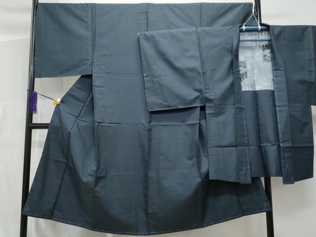 ■■■　サイズ　■■■ 【着物】 身丈 142cm（肩から） 裄丈 70.5cm 袖丈 47.5cm　縫込み 0cm 袖幅 35.5cm 前幅 25.5cm 後幅 32cm 着物縫いこみ 内揚げ 1cm 裄 お袖側 約1cm　身頃側 約1cm 【羽織】 身丈 92cm（肩から） 裄丈 70.5cm 袖丈 48.5cm　縫込み 0cm 袖幅 35.5cm 前幅 20cm 後幅 31.5cm 裄 お袖側 約3cm　身頃側 約1.5cm ■■■　商品詳細　■■■ 【正絹・未使用】 状態は画像を添付しておりますので、 そちらをご確認下さいますよう宜しくお願い致します。 大変上質な逸品になります。 お安く出品致しますので、是非この機会にいかがでしょうか？ ■■■　注意事項　■■■ ■モニター発色の具合により色合いが異なる場合がございます。 ■寸法は多少の誤差が生じる場合がございますのでご了承ください。 ■縫込みの長さが左右非対称の場合は短い部分を記載しております。 左右非対称であってもご返品・お値引き等の保証は出来かねますので、ご了承の上ご購入をお願い致します。 ■シミ等のチェックには注意を払っておりますが、見落としがある場合もございますし、個人の見解も様々ですので神経質な方のご購入はお控えください。 ■箪笥に入っておりました着物や帯なので畳みシワや匂いがあるものもございます。 ■お休みは基本的に土日祝となりますが、その他臨時でお休みする場合がございますのでご了承ください。 ■商品の発送は平日のみの発送となります。 ■夜間と土曜、日曜日はお問い合わせの回答が遅れる場合がございます。 ■当店では、お直し、紋入れ、お手入れ等は承っておりません。 ■生地の状態（ヤケ、経年劣化等）によってはサイズ直しが出来ない場合がございます。 その点もどうかご了承のうえ、ご購入をお願いいたします。 ■弊社で取り扱う商品は一点ものにつき、時期や在庫状況に応じて金額が変更となる場合がございます。 ■検針は行っておりません。予めご了承いただきますようお願いいたします。 ■【洗える着物】と記載のある商品におきましては、商品お届け後に洗濯を行ってしまってからのご返品にはご対応しかねます。 念の為、専門店でのお手入れをお願いいたします。 ■着物のサイズ目安は下記を参考ください↓ ＜女性着物＞　お端折り次第で＋5cm　−1cmが着用可能サイズ 　例）身丈170cmの場合、身長160cm〜175cm ＜男性着物＞　身丈＋約25cm〜27cm程が適応身長 　例）身丈155cmの場合、身長180〜182cm