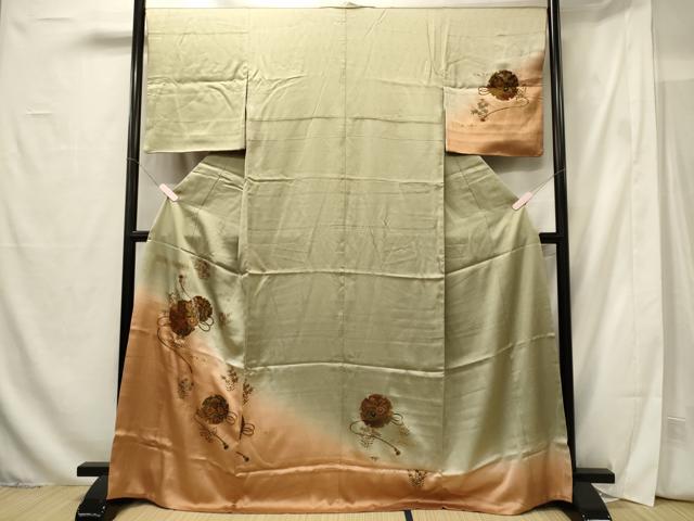 ■■■　サイズ　■■■ 身丈 167cm（肩から） 裄丈 67cm 袖丈 50.5cm　縫込み 7.5cm 袖幅 35cm 前幅 29.5cm 後幅 32.5cm 着物縫いこみ 内揚げ 4cm 裄 お袖側 約2cm　身頃側 約3cm ■■■　商品詳細　■■■ 【正絹】 状態は特に目立ったシミ汚れなどもなく大変良い状態です。 大変上質な逸品になります。 お安く出品致しますので、是非この機会にいかがでしょうか？ ■■■　注意事項　■■■ ■モニター発色の具合により色合いが異なる場合がございます。 ■寸法は多少の誤差が生じる場合がございますのでご了承ください。 ■縫込みの長さが左右非対称の場合は短い部分を記載しております。 左右非対称であってもご返品・お値引き等の保証は出来かねますので、ご了承の上ご購入をお願い致します。 ■シミ等のチェックには注意を払っておりますが、見落としがある場合もございますし、個人の見解も様々ですので神経質な方のご購入はお控えください。 ■箪笥に入っておりました着物や帯なので畳みシワや匂いがあるものもございます。 ■お休みは基本的に土日祝となりますが、その他臨時でお休みする場合がございますのでご了承ください。 ■商品の発送は平日のみの発送となります。 ■夜間と土曜、日曜日はお問い合わせの回答が遅れる場合がございます。 ■当店では、お直し、紋入れ、お手入れ等は承っておりません。 ■生地の状態（ヤケ、経年劣化等）によってはサイズ直しが出来ない場合がございます。 その点もどうかご了承のうえ、ご購入をお願いいたします。 ■弊社で取り扱う商品は一点ものにつき、時期や在庫状況に応じて金額が変更となる場合がございます。 ■検針は行っておりません。予めご了承いただきますようお願いいたします。 ■【洗える着物】と記載のある商品におきましては、商品お届け後に洗濯を行ってしまってからのご返品にはご対応しかねます。 念の為、専門店でのお手入れをお願いいたします。 ■着物のサイズ目安は下記を参考ください↓ ＜女性着物＞　お端折り次第で＋5cm　−1cmが着用可能サイズ 　例）身丈170cmの場合、身長160cm〜175cm ＜男性着物＞　身丈＋約25cm〜27cm程が適応身長 　例）身丈155cmの場合、身長180〜182cm
