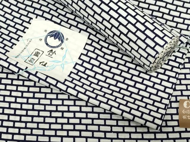 ■■■　サイズ　■■■ 長さ　　着尺分あり 幅　　　約37.5cm ■■■　商品詳細　■■■ 【綿・未使用】 状態は接写画像のように表地所々・裏面所々に薄い汚れがございます。 竺仙とは『美しいキモノ』や『きものサロン』などで、 高級浴衣としてお馴染み。 150年以上の歴史を持った老舗呉服店で、 江戸染浴衣の伝統的な技術で知られています。 竺仙オリジナルの生地の開発にはじまり、 毎年1000柄の新作を発表し続けている竺仙ブランドの浴衣は、 幅広い人気があります。 大変上質な逸品になります。 お安く出品致しますので、是非この機会にいかがでしょうか？ ■■■　注意事項　■■■ ■モニター発色の具合により色合いが異なる場合がございます。 ■寸法は多少の誤差が生じる場合がございますのでご了承ください。 ■縫込みの長さが左右非対称の場合は短い部分を記載しております。 左右非対称であってもご返品・お値引き等の保証は出来かねますので、ご了承の上ご購入をお願い致します。 ■シミ等のチェックには注意を払っておりますが、見落としがある場合もございますし、個人の見解も様々ですので神経質な方のご購入はお控えください。 ■箪笥に入っておりました着物や帯なので畳みシワや匂いがあるものもございます。 ■お休みは基本的に土日祝となりますが、その他臨時でお休みする場合がございますのでご了承ください。 ■商品の発送は平日のみの発送となります。 ■夜間と土曜、日曜日はお問い合わせの回答が遅れる場合がございます。 ■当店では、お直し、紋入れ、お手入れ等は承っておりません。 ■生地の状態（ヤケ、経年劣化等）によってはサイズ直しが出来ない場合がございます。 その点もどうかご了承のうえ、ご購入をお願いいたします。 ■弊社で取り扱う商品は一点ものにつき、時期や在庫状況に応じて金額が変更となる場合がございます。 ■検針は行っておりません。予めご了承いただきますようお願いいたします。 ■【洗える着物】と記載のある商品におきましては、商品お届け後に洗濯を行ってしまってからのご返品にはご対応しかねます。 念の為、専門店でのお手入れをお願いいたします。 ■写真に写っている物が全てになります。それ以外の付属品はございませんのでご了承ください。 ■状態に関する写真につきましては、掲載可能な写真枚数に限りがあるため、各箇所につき1枚参考画像を掲載しております。 ■着物のサイズ目安は下記を参考ください↓ ＜女性着物＞　お端折り次第で＋5cm　−1cmが着用可能サイズ 　例）身丈170cmの場合、身長160cm〜175cm ＜男性着物＞　身丈＋約25cm〜27cm程が適応身長 　例）身丈155cmの場合、身長180〜182cm