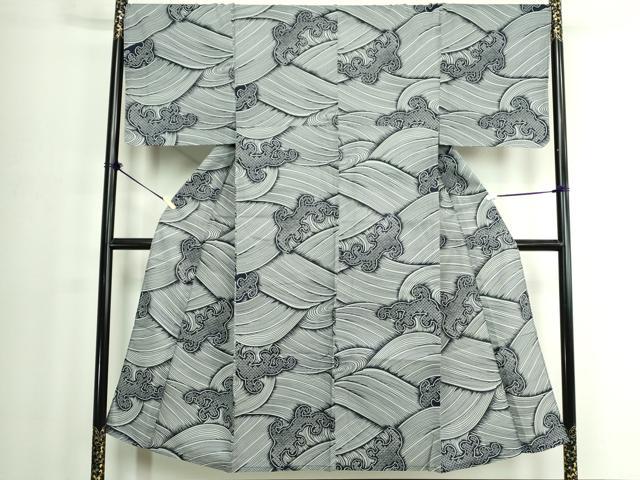 ■■■　サイズ　■■■ 身丈 146.5cm（肩から） 裄丈 69.5cm 袖丈 48cm　縫込み 0cm 袖幅 35cm 前幅 27cm 後幅 32cm 着物縫いこみ 内揚げ 0cm 裄 お袖側 約0cm　身頃側 約0cm ■■■　商品詳細　■■■ 【綿】 状態は特に目立ったシミ汚れなどもなく大変良い状態です。 大変上質な逸品になります。 お安く出品致しますので、是非この機会にいかがでしょうか？ ■■■　注意事項　■■■ ■モニター発色の具合により色合いが異なる場合がございます。 ■寸法は多少の誤差が生じる場合がございますのでご了承ください。 ■縫込みの長さが左右非対称の場合は短い部分を記載しております。 左右非対称であってもご返品・お値引き等の保証は出来かねますので、ご了承の上ご購入をお願い致します。 ■シミ等のチェックには注意を払っておりますが、見落としがある場合もございますし、個人の見解も様々ですので神経質な方のご購入はお控えください。 ■箪笥に入っておりました着物や帯なので畳みシワや匂いがあるものもございます。 ■お休みは基本的に土日祝となりますが、その他臨時でお休みする場合がございますのでご了承ください。 ■商品の発送は平日のみの発送となります。 ■夜間と土曜、日曜日はお問い合わせの回答が遅れる場合がございます。 ■当店では、お直し、紋入れ、お手入れ等は承っておりません。 ■生地の状態（ヤケ、経年劣化等）によってはサイズ直しが出来ない場合がございます。 その点もどうかご了承のうえ、ご購入をお願いいたします。 ■弊社で取り扱う商品は一点ものにつき、時期や在庫状況に応じて金額が変更となる場合がございます。 ■検針は行っておりません。予めご了承いただきますようお願いいたします。 ■【洗える着物】と記載のある商品におきましては、商品お届け後に洗濯を行ってしまってからのご返品にはご対応しかねます。 念の為、専門店でのお手入れをお願いいたします。 ■写真に写っている物が全てになります。それ以外の付属品はございませんのでご了承ください。 ■状態に関する写真につきましては、掲載可能な写真枚数に限りがあるため、各箇所につき1枚参考画像を掲載しております。 ■着物のサイズ目安は下記を参考ください↓ ＜女性着物＞　お端折り次第で＋5cm　−1cmが着用可能サイズ 　例）身丈170cmの場合、身長160cm〜175cm ＜男性着物＞　身丈＋約25cm〜27cm程が適応身長 　例）身丈155cmの場合、身長180〜182cm