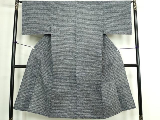 ■■■　サイズ　■■■ 身丈 136cm（肩から） 裄丈 64.5cm 袖丈 43.5cm　縫込み 2.5cm 袖幅 33cm 前幅 25cm 後幅 30.5cm 着物縫いこみ 内揚げ 3.5cm 裄 お袖側 約4cm　身頃側 約5cm ■■■　商品詳細　■■■ 【綿】 状態は接写画像のように後身頃・衿裏に薄い汚れがございますが その他特に目立ったシミ汚れなどもなく大変良い状態です。 大変上質な逸品になります。 お安く出品致しますので、是非この機会にいかがでしょうか？ ■■■　注意事項　■■■ ■モニター発色の具合により色合いが異なる場合がございます。 ■寸法は多少の誤差が生じる場合がございますのでご了承ください。 ■縫込みの長さが左右非対称の場合は短い部分を記載しております。 左右非対称であってもご返品・お値引き等の保証は出来かねますので、ご了承の上ご購入をお願い致します。 ■シミ等のチェックには注意を払っておりますが、見落としがある場合もございますし、個人の見解も様々ですので神経質な方のご購入はお控えください。 ■箪笥に入っておりました着物や帯なので畳みシワや匂いがあるものもございます。 ■お休みは基本的に土日祝となりますが、その他臨時でお休みする場合がございますのでご了承ください。 ■商品の発送は平日のみの発送となります。 ■夜間と土曜、日曜日はお問い合わせの回答が遅れる場合がございます。 ■当店では、お直し、紋入れ、お手入れ等は承っておりません。 ■生地の状態（ヤケ、経年劣化等）によってはサイズ直しが出来ない場合がございます。 その点もどうかご了承のうえ、ご購入をお願いいたします。 ■弊社で取り扱う商品は一点ものにつき、時期や在庫状況に応じて金額が変更となる場合がございます。 ■検針は行っておりません。予めご了承いただきますようお願いいたします。 ■【洗える着物】と記載のある商品におきましては、商品お届け後に洗濯を行ってしまってからのご返品にはご対応しかねます。 念の為、専門店でのお手入れをお願いいたします。 ■写真に写っている物が全てになります。それ以外の付属品はございませんのでご了承ください。 ■状態に関する写真につきましては、掲載可能な写真枚数に限りがあるため、各箇所につき1枚参考画像を掲載しております。 ■着物のサイズ目安は下記を参考ください↓ ＜女性着物＞　お端折り次第で＋5cm　−1cmが着用可能サイズ 　例）身丈170cmの場合、身長160cm〜175cm ＜男性着物＞　身丈＋約25cm〜27cm程が適応身長 　例）身丈155cmの場合、身長180〜182cm