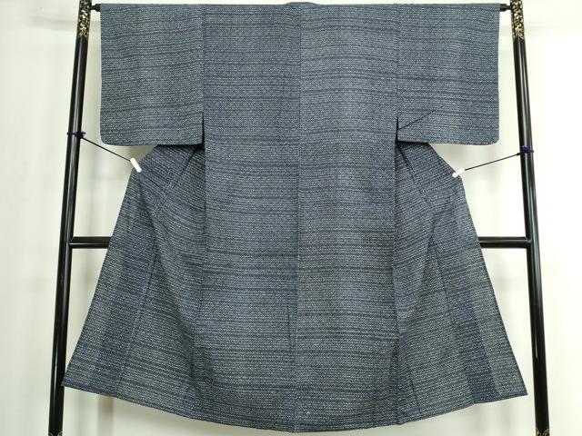 ■■■　サイズ　■■■ 身丈 135cm（肩から） 裄丈 65cm 袖丈 49cm　縫込み 2cm 袖幅 32.5cm 前幅 24.5cm 後幅 31cm 着物縫いこみ 内揚げ 6.5cm 裄 お袖側 約1cm　身頃側 約0cm ■■■　商品詳細　■■■ 【綿】 状態は接写画像のように表地所々・両袖前後・肩当て・衿山に薄い汚れがございます。 大変上質な逸品になります。 ぜひお手入れをされてお召しになられてはいかがでしょうか。 お安く出品致しますので、是非この機会にいかがでしょうか？ ■■■　注意事項　■■■ ■モニター発色の具合により色合いが異なる場合がございます。 ■寸法は多少の誤差が生じる場合がございますのでご了承ください。 ■縫込みの長さが左右非対称の場合は短い部分を記載しております。 左右非対称であってもご返品・お値引き等の保証は出来かねますので、ご了承の上ご購入をお願い致します。 ■シミ等のチェックには注意を払っておりますが、見落としがある場合もございますし、個人の見解も様々ですので神経質な方のご購入はお控えください。 ■箪笥に入っておりました着物や帯なので畳みシワや匂いがあるものもございます。 ■お休みは基本的に土日祝となりますが、その他臨時でお休みする場合がございますのでご了承ください。 ■商品の発送は平日のみの発送となります。 ■夜間と土曜、日曜日はお問い合わせの回答が遅れる場合がございます。 ■当店では、お直し、紋入れ、お手入れ等は承っておりません。 ■生地の状態（ヤケ、経年劣化等）によってはサイズ直しが出来ない場合がございます。 その点もどうかご了承のうえ、ご購入をお願いいたします。 ■弊社で取り扱う商品は一点ものにつき、時期や在庫状況に応じて金額が変更となる場合がございます。 ■検針は行っておりません。予めご了承いただきますようお願いいたします。 ■【洗える着物】と記載のある商品におきましては、商品お届け後に洗濯を行ってしまってからのご返品にはご対応しかねます。 念の為、専門店でのお手入れをお願いいたします。 ■写真に写っている物が全てになります。それ以外の付属品はございませんのでご了承ください。 ■状態に関する写真につきましては、掲載可能な写真枚数に限りがあるため、各箇所につき1枚参考画像を掲載しております。 ■着物のサイズ目安は下記を参考ください↓ ＜女性着物＞　お端折り次第で＋5cm　−1cmが着用可能サイズ 　例）身丈170cmの場合、身長160cm〜175cm ＜男性着物＞　身丈＋約25cm〜27cm程が適応身長 　例）身丈155cmの場合、身長180〜182cm