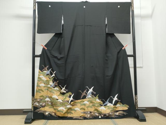 ■■■　サイズ　■■■ 身丈 167cm（肩から） 裄丈 66.5cm 袖丈 47cm　縫込み 9cm 袖幅 34cm 前幅 25cm 後幅 30cm 着物縫いこみ 内揚げ 0cm 裄 お袖側 約1cm　身頃側 約3cm ■■■　商品詳細　■■■ 【正絹・五つ紋・比翼仕立て・比翼：化繊】 状態は画像を添付しておりますので、そちらをご確認下さいますよう宜しくお願い致します。 大変上質な逸品になります。 お安く出品致しますので、是非この機会にいかがでしょうか？ ■■■　注意事項　■■■ ■モニター発色の具合により色合いが異なる場合がございます。 ■寸法は多少の誤差が生じる場合がございますのでご了承ください。 ■縫込みの長さが左右非対称の場合は短い部分を記載しております。 左右非対称であってもご返品・お値引き等の保証は出来かねますので、ご了承の上ご購入をお願い致します。 ■シミ等のチェックには注意を払っておりますが、見落としがある場合もございますし、個人の見解も様々ですので神経質な方のご購入はお控えください。 ■箪笥に入っておりました着物や帯なので畳みシワや匂いがあるものもございます。 ■お休みは基本的に土日祝となりますが、その他臨時でお休みする場合がございますのでご了承ください。 ■商品の発送は平日のみの発送となります。 ■夜間と土曜、日曜日はお問い合わせの回答が遅れる場合がございます。 ■当店では、お直し、紋入れ、お手入れ等は承っておりません。 ■生地の状態（ヤケ、経年劣化等）によってはサイズ直しが出来ない場合がございます。 その点もどうかご了承のうえ、ご購入をお願いいたします。 ■弊社で取り扱う商品は一点ものにつき、時期や在庫状況に応じて金額が変更となる場合がございます。 ■検針は行っておりません。予めご了承いただきますようお願いいたします。 ■【洗える着物】と記載のある商品におきましては、商品お届け後に洗濯を行ってしまってからのご返品にはご対応しかねます。 念の為、専門店でのお手入れをお願いいたします。 ■着物のサイズ目安は下記を参考ください↓ ＜女性着物＞　お端折り次第で＋5cm　−1cmが着用可能サイズ 　例）身丈170cmの場合、身長160cm〜175cm ＜男性着物＞　身丈＋約25cm〜27cm程が適応身長 　例）身丈155cmの場合、身長180〜182cm