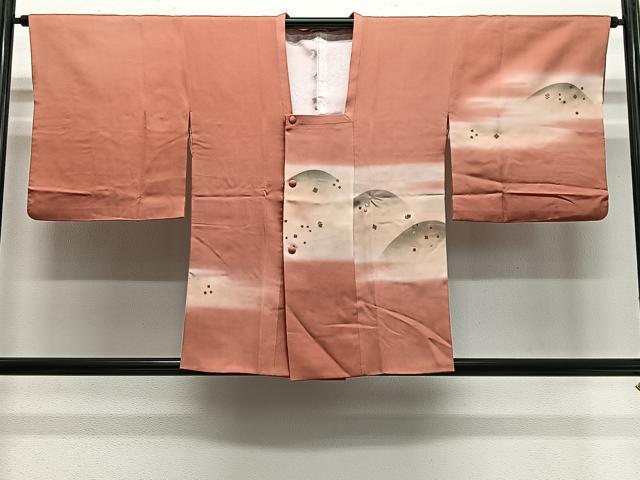 ■■■　サイズ　■■■ 身丈 78cm（肩から） 裄丈 64.5cm 袖丈 46.5cm　縫込み 2cm 袖幅 33.5cm 前幅 20cm 後幅 29.5cm 裄 お袖側 約1.5cm　身頃側 約3.5cm ■■■　商品詳細　■■■ 【正絹】 状態は特に目立ったシミ汚れなどもなく大変良い状態です。 大変上質な逸品になります。 お安く出品致しますので、是非この機会にいかがでしょうか？ ■■■　注意事項　■■■ ■モニター発色の具合により色合いが異なる場合がございます。 ■寸法は多少の誤差が生じる場合がございますのでご了承ください。 ■縫込みの長さが左右非対称の場合は短い部分を記載しております。 左右非対称であってもご返品・お値引き等の保証は出来かねますので、ご了承の上ご購入をお願い致します。 ■シミ等のチェックには注意を払っておりますが、見落としがある場合もございますし、個人の見解も様々ですので神経質な方のご購入はお控えください。 ■箪笥に入っておりました着物や帯なので畳みシワや匂いがあるものもございます。 ■お休みは基本的に土日祝となりますが、その他臨時でお休みする場合がございますのでご了承ください。 ■商品の発送は平日のみの発送となります。 ■夜間と土曜、日曜日はお問い合わせの回答が遅れる場合がございます。 ■当店では、お直し、紋入れ、お手入れ等は承っておりません。 ■生地の状態（ヤケ、経年劣化等）によってはサイズ直しが出来ない場合がございます。 その点もどうかご了承のうえ、ご購入をお願いいたします。 ■弊社で取り扱う商品は一点ものにつき、時期や在庫状況に応じて金額が変更となる場合がございます。 ■検針は行っておりません。予めご了承いただきますようお願いいたします。 ■【洗える着物】と記載のある商品におきましては、商品お届け後に洗濯を行ってしまってからのご返品にはご対応しかねます。 念の為、専門店でのお手入れをお願いいたします。 ■着物のサイズ目安は下記を参考ください↓ ＜女性着物＞　お端折り次第で＋5cm　−1cmが着用可能サイズ 　例）身丈170cmの場合、身長160cm〜175cm ＜男性着物＞　身丈＋約25cm〜27cm程が適応身長 　例）身丈155cmの場合、身長180〜182cm