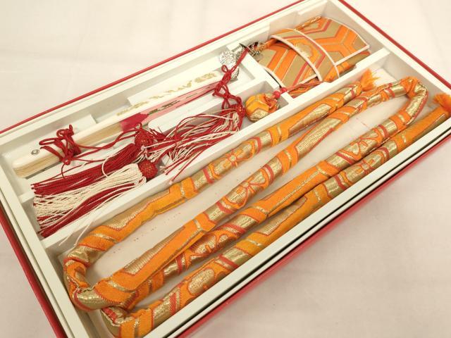 ■■■　商品詳細　■■■ 状態は特に目立ったシミ汚れなどもなく大変良い状態です。 大変上質な逸品になります。 お安く出品致しますので、是非この機会にいかがでしょうか？ ■■■　注意事項　■■■ ■モニター発色の具合により色合いが異なる場合がございます。 ■寸法は多少の誤差が生じる場合がございますのでご了承ください。 ■縫込みの長さが左右非対称の場合は短い部分を記載しております。 左右非対称であってもご返品・お値引き等の保証は出来かねますので、ご了承の上ご購入をお願い致します。 ■シミ等のチェックには注意を払っておりますが、見落としがある場合もございますし、個人の見解も様々ですので神経質な方のご購入はお控えください。 ■箪笥に入っておりました着物や帯なので畳みシワや匂いがあるものもございます。 ■お休みは基本的に土日祝となりますが、その他臨時でお休みする場合がございますのでご了承ください。 ■商品の発送は平日のみの発送となります。 ■夜間と土曜、日曜日はお問い合わせの回答が遅れる場合がございます。 ■当店では、お直し、紋入れ、お手入れ等は承っておりません。 ■生地の状態（ヤケ、経年劣化等）によってはサイズ直しが出来ない場合がございます。 その点もどうかご了承のうえ、ご購入をお願いいたします。 ■弊社で取り扱う商品は一点ものにつき、時期や在庫状況に応じて金額が変更となる場合がございます。 ■検針は行っておりません。予めご了承いただきますようお願いいたします。 ■【洗える着物】と記載のある商品におきましては、商品お届け後に洗濯を行ってしまってからのご返品にはご対応しかねます。 念の為、専門店でのお手入れをお願いいたします。 ■写真に写っている物が全てになります。それ以外の付属品はございませんのでご了承ください。 ■状態に関する写真につきましては、掲載可能な写真枚数に限りがあるため、各箇所につき1枚参考画像を掲載しております。 ■着物のサイズ目安は下記を参考ください↓ ＜女性着物＞　お端折り次第で＋5cm　−1cmが着用可能サイズ 　例）身丈170cmの場合、身長160cm〜175cm ＜男性着物＞　身丈＋約25cm〜27cm程が適応身長 　例）身丈155cmの場合、身長180〜182cm