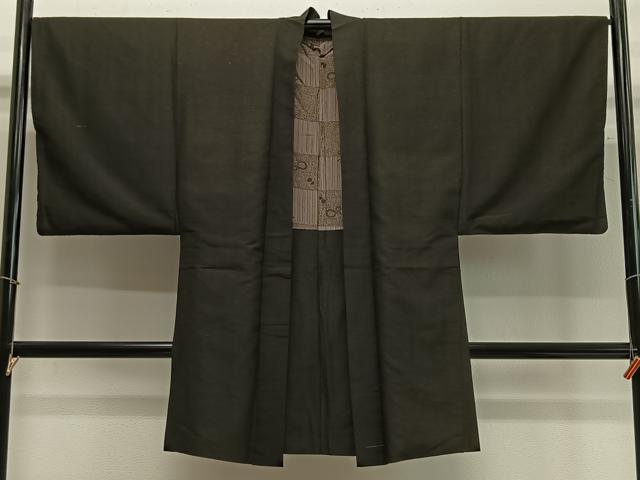 ■■■　サイズ　■■■ 身丈 99cm（肩から） 裄丈 67cm 袖丈 52cm　縫込み 2.5cm 袖幅 33.5cm 前幅 20cm 後幅 31cm 裄 お袖側 約0cm　身頃側 約1.5cm ■■■　商品詳細　■■■ 【正絹】 状態は接写画像のように表地所々にヤケがございます。 大変上質な逸品になりますのでぜひお手入れをされてお召しになられてはいかがでしょうか。お安く出品致しますので、是非この機会にいかがでしょうか？ ■■■　注意事項　■■■ ■モニター発色の具合により色合いが異なる場合がございます。 ■寸法は多少の誤差が生じる場合がございますのでご了承ください。 ■縫込みの長さが左右非対称の場合は短い部分を記載しております。 左右非対称であってもご返品・お値引き等の保証は出来かねますので、ご了承の上ご購入をお願い致します。 ■シミ等のチェックには注意を払っておりますが、見落としがある場合もございますし、個人の見解も様々ですので神経質な方のご購入はお控えください。 ■箪笥に入っておりました着物や帯なので畳みシワや匂いがあるものもございます。 ■お休みは基本的に土日祝となりますが、その他臨時でお休みする場合がございますのでご了承ください。 ■商品の発送は平日のみの発送となります。 ■夜間と土曜、日曜日はお問い合わせの回答が遅れる場合がございます。 ■当店では、お直し、紋入れ、お手入れ等は承っておりません。 ■生地の状態（ヤケ、経年劣化等）によってはサイズ直しが出来ない場合がございます。 その点もどうかご了承のうえ、ご購入をお願いいたします。 ■弊社で取り扱う商品は一点ものにつき、時期や在庫状況に応じて金額が変更となる場合がございます。 ■検針は行っておりません。予めご了承いただきますようお願いいたします。 ■【洗える着物】と記載のある商品におきましては、商品お届け後に洗濯を行ってしまってからのご返品にはご対応しかねます。 念の為、専門店でのお手入れをお願いいたします。 ■着物のサイズ目安は下記を参考ください↓ ＜女性着物＞　お端折り次第で＋5cm　−1cmが着用可能サイズ 　例）身丈170cmの場合、身長160cm〜175cm ＜男性着物＞　身丈＋約25cm〜27cm程が適応身長 　例）身丈155cmの場合、身長180〜182cm