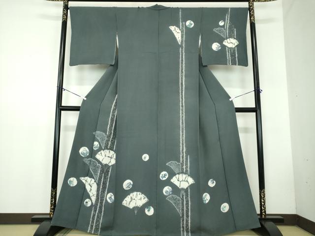 ■■■　サイズ　■■■ 身丈 166.5cm（肩から） 裄丈 67cm 袖丈 47.5cm　縫込み 6.5cm 袖幅 33.5cm 前幅 24cm 後幅 30cm 着物縫いこみ 内揚げ 0cm 裄 お袖側 約1.5cm　身頃側 約1.5cm ■■■　商品詳細　■■■ 【正絹】 状態は接写画像のように表地所々に汚れ、胴裏に薄いホックシミがございます。 大変上質な逸品になりますのでぜひお手入れをされてお召しになられてはいかがでしょうか。 お安く出品致しますので、是非この機会にいかがでしょうか？ ■■■　注意事項　■■■ ■モニター発色の具合により色合いが異なる場合がございます。 ■寸法は多少の誤差が生じる場合がございますのでご了承ください。 ■縫込みの長さが左右非対称の場合は短い部分を記載しております。 左右非対称であってもご返品・お値引き等の保証は出来かねますので、ご了承の上ご購入をお願い致します。 ■シミ等のチェックには注意を払っておりますが、見落としがある場合もございますし、個人の見解も様々ですので神経質な方のご購入はお控えください。 ■箪笥に入っておりました着物や帯なので畳みシワや匂いがあるものもございます。 ■お休みは基本的に土日祝となりますが、その他臨時でお休みする場合がございますのでご了承ください。 ■商品の発送は平日のみの発送となります。 ■夜間と土曜、日曜日はお問い合わせの回答が遅れる場合がございます。 ■当店では、お直し、紋入れ、お手入れ等は承っておりません。 ■生地の状態（ヤケ、経年劣化等）によってはサイズ直しが出来ない場合がございます。 その点もどうかご了承のうえ、ご購入をお願いいたします。 ■弊社で取り扱う商品は一点ものにつき、時期や在庫状況に応じて金額が変更となる場合がございます。 ■検針は行っておりません。予めご了承いただきますようお願いいたします。 ■【洗える着物】と記載のある商品におきましては、商品お届け後に洗濯を行ってしまってからのご返品にはご対応しかねます。 念の為、専門店でのお手入れをお願いいたします。 ■着物のサイズ目安は下記を参考ください↓ ＜女性着物＞　お端折り次第で＋5cm　−1cmが着用可能サイズ 　例）身丈170cmの場合、身長160cm〜175cm ＜男性着物＞　身丈＋約25cm〜27cm程が適応身長 　例）身丈155cmの場合、身長180〜182cm
