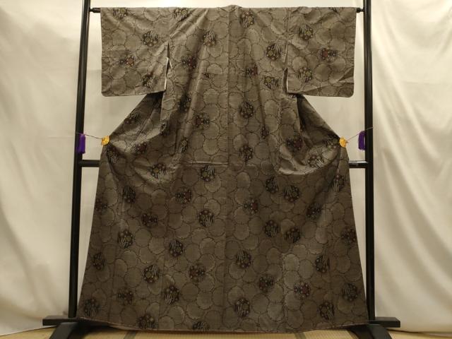 ■■■　サイズ　■■■ 身丈 158cm（肩から） 裄丈 63cm 袖丈 45.5cm　縫込み 5cm 袖幅 32.5cm 前幅 24cm 後幅 29.5cm 着物縫いこみ 内揚げ 0cm 裄 お袖側 約3cm　身頃側 約2.5cm ■■■　商品詳細　■■■ 【正絹】 状態は画像を添付しておりますので、そちらをご確認下さいますよう宜しくお願い致します。 大変上質な逸品になります。 お安く出品致しますので、是非この機会にいかがでしょうか？ ■■■　注意事項　■■■ ■モニター発色の具合により色合いが異なる場合がございます。 ■寸法は多少の誤差が生じる場合がございますのでご了承ください。 ■縫込みの長さが左右非対称の場合は短い部分を記載しております。 左右非対称であってもご返品・お値引き等の保証は出来かねますので、ご了承の上ご購入をお願い致します。 ■シミ等のチェックには注意を払っておりますが、見落としがある場合もございますし、個人の見解も様々ですので神経質な方のご購入はお控えください。 ■箪笥に入っておりました着物や帯なので畳みシワや匂いがあるものもございます。 ■お休みは基本的に土日祝となりますが、その他臨時でお休みする場合がございますのでご了承ください。 ■商品の発送は平日のみの発送となります。 ■夜間と土曜、日曜日はお問い合わせの回答が遅れる場合がございます。 ■当店では、お直し、紋入れ、お手入れ等は承っておりません。 ■生地の状態（ヤケ、経年劣化等）によってはサイズ直しが出来ない場合がございます。 その点もどうかご了承のうえ、ご購入をお願いいたします。 ■弊社で取り扱う商品は一点ものにつき、時期や在庫状況に応じて金額が変更となる場合がございます。 ■検針は行っておりません。予めご了承いただきますようお願いいたします。 ■【洗える着物】と記載のある商品におきましては、商品お届け後に洗濯を行ってしまってからのご返品にはご対応しかねます。 念の為、専門店でのお手入れをお願いいたします。 ■写真に写っている物が全てになります。それ以外の付属品はございませんのでご了承ください。 ■状態に関する写真につきましては、掲載可能な写真枚数に限りがあるため、各箇所につき1枚参考画像を掲載しております。 ■着物のサイズ目安は下記を参考ください↓ ＜女性着物＞　お端折り次第で＋5cm　−1cmが着用可能サイズ 　例）身丈170cmの場合、身長160cm〜175cm ＜男性着物＞　身丈＋約25cm〜27cm程が適応身長 　例）身丈155cmの場合、身長180〜182cm