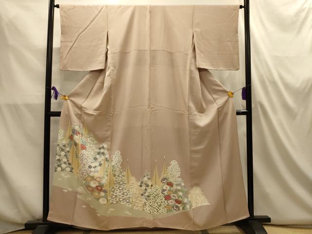 ■■■　サイズ　■■■ 身丈 158cm（肩から） 裄丈 64cm 袖丈 48cm　縫込み 6cm 袖幅 32cm 前幅 24cm 後幅 30cm 着物縫いこみ 内揚げ 6cm 裄 お袖側 約3cm　身頃側 約3.5cm ■■■　商品詳細　■■■ 【正絹・一つ紋】 状態は画像を添付しておりますので、そちらをご確認下さいますよう宜しくお願い致します。 大変上質な逸品になります。 お安く出品致しますので、是非この機会にいかがでしょうか？ ■■■　注意事項　■■■ ■モニター発色の具合により色合いが異なる場合がございます。 ■寸法は多少の誤差が生じる場合がございますのでご了承ください。 ■縫込みの長さが左右非対称の場合は短い部分を記載しております。 左右非対称であってもご返品・お値引き等の保証は出来かねますので、ご了承の上ご購入をお願い致します。 ■シミ等のチェックには注意を払っておりますが、見落としがある場合もございますし、個人の見解も様々ですので神経質な方のご購入はお控えください。 ■箪笥に入っておりました着物や帯なので畳みシワや匂いがあるものもございます。 ■お休みは基本的に土日祝となりますが、その他臨時でお休みする場合がございますのでご了承ください。 ■商品の発送は平日のみの発送となります。 ■夜間と土曜、日曜日はお問い合わせの回答が遅れる場合がございます。 ■当店では、お直し、紋入れ、お手入れ等は承っておりません。 ■生地の状態（ヤケ、経年劣化等）によってはサイズ直しが出来ない場合がございます。 その点もどうかご了承のうえ、ご購入をお願いいたします。 ■弊社で取り扱う商品は一点ものにつき、時期や在庫状況に応じて金額が変更となる場合がございます。 ■検針は行っておりません。予めご了承いただきますようお願いいたします。 ■【洗える着物】と記載のある商品におきましては、商品お届け後に洗濯を行ってしまってからのご返品にはご対応しかねます。 念の為、専門店でのお手入れをお願いいたします。 ■写真に写っている物が全てになります。それ以外の付属品はございませんのでご了承ください。 ■状態に関する写真につきましては、掲載可能な写真枚数に限りがあるため、各箇所につき1枚参考画像を掲載しております。 ■着物のサイズ目安は下記を参考ください↓ ＜女性着物＞　お端折り次第で＋5cm　−1cmが着用可能サイズ 　例）身丈170cmの場合、身長160cm〜175cm ＜男性着物＞　身丈＋約25cm〜27cm程が適応身長 　例）身丈155cmの場合、身長180〜182cm