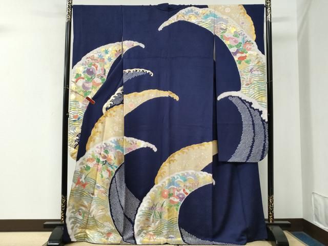 ■■■　サイズ　■■■ 身丈 170cm（肩から） 裄丈 68.5cm 袖丈 110cm　縫込み 4cm 袖幅 35cm 前幅 26cm 後幅 31cm 着物縫いこみ 内揚げ 2cm 裄 お袖側 約2cm　身頃側 約2cm ■■■　商品詳細　■■■ 【正絹】 状態は接写画像のように 表地所々・衿・衿山・衿裏・胴裏・袖裏に薄い汚れがございます。 大変上質な逸品になりますのでぜひお手入れをされてお召しになられてはいかがでしょうか。 お安く出品致しますので、是非この機会にいかがでしょうか？ ■■■　注意事項　■■■ ■モニター発色の具合により色合いが異なる場合がございます。 ■寸法は多少の誤差が生じる場合がございますのでご了承ください。 ■縫込みの長さが左右非対称の場合は短い部分を記載しております。 左右非対称であってもご返品・お値引き等の保証は出来かねますので、ご了承の上ご購入をお願い致します。 ■シミ等のチェックには注意を払っておりますが、見落としがある場合もございますし、個人の見解も様々ですので神経質な方のご購入はお控えください。 ■箪笥に入っておりました着物や帯なので畳みシワや匂いがあるものもございます。 ■お休みは基本的に土日祝となりますが、その他臨時でお休みする場合がございますのでご了承ください。 ■商品の発送は平日のみの発送となります。 ■夜間と土曜、日曜日はお問い合わせの回答が遅れる場合がございます。 ■当店では、お直し、紋入れ、お手入れ等は承っておりません。 ■生地の状態（ヤケ、経年劣化等）によってはサイズ直しが出来ない場合がございます。 その点もどうかご了承のうえ、ご購入をお願いいたします。 ■弊社で取り扱う商品は一点ものにつき、時期や在庫状況に応じて金額が変更となる場合がございます。 ■検針は行っておりません。予めご了承いただきますようお願いいたします。 ■【洗える着物】と記載のある商品におきましては、商品お届け後に洗濯を行ってしまってからのご返品にはご対応しかねます。 念の為、専門店でのお手入れをお願いいたします。 ■写真に写っている物が全てになります。それ以外の付属品はございませんのでご了承ください。 ■状態に関する写真につきましては、掲載可能な写真枚数に限りがあるため、各箇所につき1枚参考画像を掲載しております。 ■着物のサイズ目安は下記を参考ください↓ ＜女性着物＞　お端折り次第で＋5cm　−1cmが着用可能サイズ 　例）身丈170cmの場合、身長160cm〜175cm ＜男性着物＞　身丈＋約25cm〜27cm程が適応身長 　例）身丈155cmの場合、身長180〜182cm