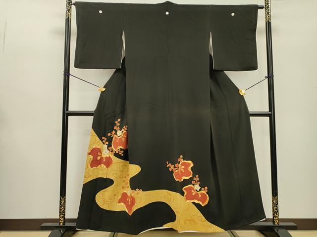 ■■■　サイズ　■■■ 身丈 154cm（肩から） 裄丈 63cm 袖丈 47cm　縫込み 3cm 袖幅 32cm 前幅 24.5cm 後幅 29.5cm 着物縫いこみ 内揚げ 6cm 裄 お袖側 約1cm　身頃側 約1cm ■■■　商品詳細　■■■ 【正絹・五つ紋・比翼仕立て】 状態は画像を添付しておりますので、そちらをご確認下さいますよう宜しくお願い致します。 大変上質な逸品になりますのでぜひ
