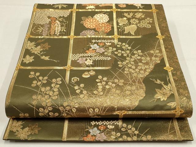 ■■■　サイズ　■■■ 長さ 428cm 幅 30.5cm程 ■■■　商品詳細　■■■ 【正絹】 状態は締めてはおりますが 特に目立ったシミ汚れなどもなく大変良い状態です。 大変上質な逸品になります。 お安く出品致しますので、是非この機会にいかがでしょうか？ ■■■　注意事項　■■■ ■モニター発色の具合により色合いが異なる場合がございます。 ■寸法は多少の誤差が生じる場合がございますのでご了承ください。 ■縫込みの長さが左右非対称の場合は短い部分を記載しております。 左右非対称であってもご返品・お値引き等の保証は出来かねますので、ご了承の上ご購入をお願い致します。 ■シミ等のチェックには注意を払っておりますが、見落としがある場合もございますし、個人の見解も様々ですので神経質な方のご購入はお控えください。 ■箪笥に入っておりました着物や帯なので畳みシワや匂いがあるものもございます。 ■お休みは基本的に土日祝となりますが、その他臨時でお休みする場合がございますのでご了承ください。 ■商品の発送は平日のみの発送となります。 ■夜間と土曜、日曜日はお問い合わせの回答が遅れる場合がございます。 ■当店では、お直し、紋入れ、お手入れ等は承っておりません。 ■生地の状態（ヤケ、経年劣化等）によってはサイズ直しが出来ない場合がございます。 その点もどうかご了承のうえ、ご購入をお願いいたします。 ■弊社で取り扱う商品は一点ものにつき、時期や在庫状況に応じて金額が変更となる場合がございます。 ■検針は行っておりません。予めご了承いただきますようお願いいたします。 ■【洗える着物】と記載のある商品におきましては、商品お届け後に洗濯を行ってしまってからのご返品にはご対応しかねます。 念の為、専門店でのお手入れをお願いいたします。 ■写真に写っている物が全てになります。それ以外の付属品はございませんのでご了承ください。 ■着物のサイズ目安は下記を参考ください↓ ＜女性着物＞　お端折り次第で＋5cm　−1cmが着用可能サイズ 　例）身丈170cmの場合、身長160cm〜175cm ＜男性着物＞　身丈＋約25cm〜27cm程が適応身長 　例）身丈155cmの場合、身長180〜182cm