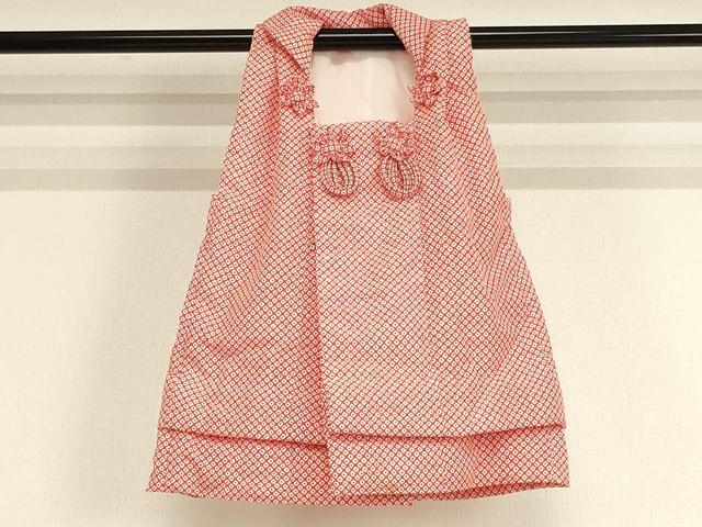 ■■■　サイズ　■■■ 【被布】 身丈 53cm（肩から） 裄丈 11cm（肩上げ　3.5cm） ■■■　商品詳細　■■■ 被布【化繊】の状態は特に目立ったシミ汚れなどもなく大変良い状態です。 お安く出品致しますので、是非この機会にいかがでしょうか？ ■■■　注意事項　■■■ ■モニター発色の具合により色合いが異なる場合がございます。 ■寸法は多少の誤差が生じる場合がございますのでご了承ください。 ■縫込みの長さが左右非対称の場合は短い部分を記載しております。 左右非対称であってもご返品・お値引き等の保証は出来かねますので、ご了承の上ご購入をお願い致します。 ■シミ等のチェックには注意を払っておりますが、見落としがある場合もございますし、個人の見解も様々ですので神経質な方のご購入はお控えください。 ■箪笥に入っておりました着物や帯なので畳みシワや匂いがあるものもございます。 ■お休みは基本的に土日祝となりますが、その他臨時でお休みする場合がございますのでご了承ください。 ■商品の発送は平日のみの発送となります。 ■夜間と土曜、日曜日はお問い合わせの回答が遅れる場合がございます。 ■当店では、お直し、紋入れ、お手入れ等は承っておりません。 ■生地の状態（ヤケ、経年劣化等）によってはサイズ直しが出来ない場合がございます。 その点もどうかご了承のうえ、ご購入をお願いいたします。 ■弊社で取り扱う商品は一点ものにつき、時期や在庫状況に応じて金額が変更となる場合がございます。 ■検針は行っておりません。予めご了承いただきますようお願いいたします。 ■【洗える着物】と記載のある商品におきましては、商品お届け後に洗濯を行ってしまってからのご返品にはご対応しかねます。 念の為、専門店でのお手入れをお願いいたします。 ■着物のサイズ目安は下記を参考ください↓ ＜女性着物＞　お端折り次第で＋5cm　−1cmが着用可能サイズ 　例）身丈170cmの場合、身長160cm〜175cm ＜男性着物＞　身丈＋約25cm〜27cm程が適応身長 　例）身丈155cmの場合、身長180〜182cm