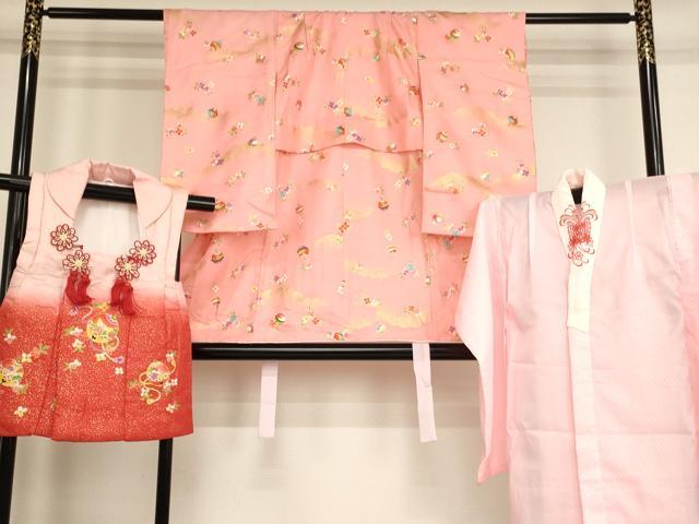 ■■■　サイズ　■■■ 【祝着】 身丈 80.5cm（肩から） 裄丈 40.5cm（肩上げ　1cm） 袖丈 55.5cm　縫込み 1cm 袖幅 25cm 前幅 14.5cm 後幅 18.5cm 着物縫いこみ 内揚げ 0cm （腰上げ　7cm） 裄 お袖側 約1cm　身頃側 約1cm 【被布】 身丈 49.5cm（肩から） 裄丈 15cm（肩上げ　2cm） 【長襦袢】 身丈 73.5cm（肩から） 裄丈 40cm（肩上げ　1cm） 袖丈 55.5cm　縫込み 1cm 袖幅 24cm 前幅 23.5cm 後幅 17.5cm 着物縫いこみ 内揚げ 0cm （腰上げ　0cm） 裄 お袖側 約3cm　身頃側 約0cm ■■■　商品詳細　■■■ 着物【正絹】の状態は特に目立ったシミ汚れなどもなく大変良い状態です。 被布【正絹】の状態は接写画像のように下前竪衿にボタンの取れがございますがその他特に目立ったシミ汚れなどもなく大変良い状態です。 長襦袢【化繊】の状態は特に目立ったシミ汚れなどもなく大変良い状態です。 大変上質な逸品になります。 お安く出品致しますので、是非この機会にいかがでしょうか？ ■■■　注意事項　■■■ ■モニター発色の具合により色合いが異なる場合がございます。 ■寸法は多少の誤差が生じる場合がございますのでご了承ください。 ■縫込みの長さが左右非対称の場合は短い部分を記載しております。 左右非対称であってもご返品・お値引き等の保証は出来かねますので、ご了承の上ご購入をお願い致します。 ■シミ等のチェックには注意を払っておりますが、見落としがある場合もございますし、個人の見解も様々ですので神経質な方のご購入はお控えください。 ■箪笥に入っておりました着物や帯なので畳みシワや匂いがあるものもございます。 ■お休みは基本的に土日祝となりますが、その他臨時でお休みする場合がございますのでご了承ください。 ■商品の発送は平日のみの発送となります。 ■夜間と土曜、日曜日はお問い合わせの回答が遅れる場合がございます。 ■当店では、お直し、紋入れ、お手入れ等は承っておりません。 ■生地の状態（ヤケ、経年劣化等）によってはサイズ直しが出来ない場合がございます。 その点もどうかご了承のうえ、ご購入をお願いいたします。 ■弊社で取り扱う商品は一点ものにつき、時期や在庫状況に応じて金額が変更となる場合がございます。 ■検針は行っておりません。予めご了承いただきますようお願いいたします。 ■【洗える着物】と記載のある商品におきましては、商品お届け後に洗濯を行ってしまってからのご返品にはご対応しかねます。 念の為、専門店でのお手入れをお願いいたします。 ■着物のサイズ目安は下記を参考ください↓ ＜女性着物＞　お端折り次第で＋5cm　−1cmが着用可能サイズ 　例）身丈170cmの場合、身長160cm〜175cm ＜男性着物＞　身丈＋約25cm〜27cm程が適応身長 　例）身丈155cmの場合、身長180〜182cm