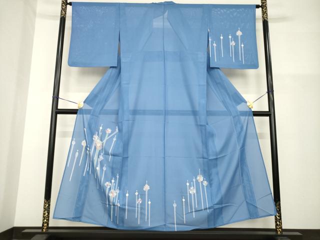 ■■■　サイズ　■■■ 身丈 152cm（肩から） 裄丈 63.5cm 袖丈 49cm　縫込み 3.5cm 袖幅 32.5cm 前幅 23cm 後幅 29cm 着物縫いこみ 内揚げ 2cm 裄 お袖側 約2cm　身頃側 約3cm ■■■　商品詳細　■■■ 【化繊】 状態は接写画像のように上前に汚れ、左袖前・衿山に薄い汚れ、衿裏にホックシミがございますが その他特に目立ったシミ汚れなどもなく大変良い状態です。 お安く出品致しますので、是非この機会にいかがでしょうか？※ご自身で洗濯された場合の保証はできかねます。 専門店にご相談ください。 ※若干たたみシワがございます。 ■■■　注意事項　■■■ ■モニター発色の具合により色合いが異なる場合がございます。 ■寸法は多少の誤差が生じる場合がございますのでご了承ください。 ■縫込みの長さが左右非対称の場合は短い部分を記載しております。 左右非対称であってもご返品・お値引き等の保証は出来かねますので、ご了承の上ご購入をお願い致します。 ■シミ等のチェックには注意を払っておりますが、見落としがある場合もございますし、個人の見解も様々ですので神経質な方のご購入はお控えください。 ■箪笥に入っておりました着物や帯なので畳みシワや匂いがあるものもございます。 ■お休みは基本的に土日祝となりますが、その他臨時でお休みする場合がございますのでご了承ください。 ■商品の発送は平日のみの発送となります。 ■夜間と土曜、日曜日はお問い合わせの回答が遅れる場合がございます。 ■当店では、お直し、紋入れ、お手入れ等は承っておりません。 ■生地の状態（ヤケ、経年劣化等）によってはサイズ直しが出来ない場合がございます。 その点もどうかご了承のうえ、ご購入をお願いいたします。 ■弊社で取り扱う商品は一点ものにつき、時期や在庫状況に応じて金額が変更となる場合がございます。 ■検針は行っておりません。予めご了承いただきますようお願いいたします。 ■【洗える着物】と記載のある商品におきましては、商品お届け後に洗濯を行ってしまってからのご返品にはご対応しかねます。 念の為、専門店でのお手入れをお願いいたします。 ■着物のサイズ目安は下記を参考ください↓ ＜女性着物＞　お端折り次第で＋5cm　−1cmが着用可能サイズ 　例）身丈170cmの場合、身長160cm〜175cm ＜男性着物＞　身丈＋約25cm〜27cm程が適応身長 　例）身丈155cmの場合、身長180〜182cm