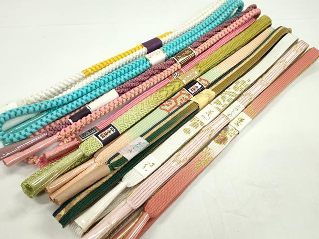 ■■■　商品詳細　■■■ 【未使用】 ※こちらのお品はまとめての出品となりますので、 サイズの詳細は記載しておりません。 ご理解の上でのご入札をお願い致します。 大変上質な逸品になります。 お安く出品致しますので、是非この機会にいかがでしょうか？ ■■■　注意事項　■■■ ■モニター発色の具合により色合いが異なる場合がございます。 ■寸法は多少の誤差が生じる場合がございますのでご了承ください。 ■縫込みの長さが左右非対称の場合は短い部分を記載しております。 左右非対称であってもご返品・お値引き等の保証は出来かねますので、ご了承の上ご購入をお願い致します。 ■シミ等のチェックには注意を払っておりますが、見落としがある場合もございますし、個人の見解も様々ですので神経質な方のご購入はお控えください。 ■箪笥に入っておりました着物や帯なので畳みシワや匂いがあるものもございます。 ■お休みは基本的に土日祝となりますが、その他臨時でお休みする場合がございますのでご了承ください。 ■商品の発送は平日のみの発送となります。 ■夜間と土曜、日曜日はお問い合わせの回答が遅れる場合がございます。 ■当店では、お直し、紋入れ、お手入れ等は承っておりません。 ■生地の状態（ヤケ、経年劣化等）によってはサイズ直しが出来ない場合がございます。 その点もどうかご了承のうえ、ご購入をお願いいたします。 ■弊社で取り扱う商品は一点ものにつき、時期や在庫状況に応じて金額が変更となる場合がございます。 ■検針は行っておりません。予めご了承いただきますようお願いいたします。 ■【洗える着物】と記載のある商品におきましては、商品お届け後に洗濯を行ってしまってからのご返品にはご対応しかねます。 念の為、専門店でのお手入れをお願いいたします。 ■着物のサイズ目安は下記を参考ください↓ ＜女性着物＞　お端折り次第で＋5cm　−1cmが着用可能サイズ 　例）身丈170cmの場合、身長160cm〜175cm ＜男性着物＞　身丈＋約25cm〜27cm程が適応身長 　例）身丈155cmの場合、身長180〜182cm