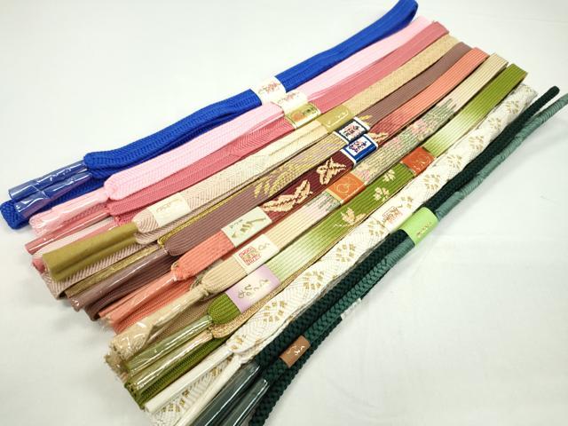 ■■■　商品詳細　■■■ 【未使用】 状態は参考画像のように薄い汚れがございます。 ※こちらのお品はまとめての出品となりますので、 サイズ等の詳細は記載しておりません。 ご理解の上でのご入札をお願い致します。 大変上質な逸品になります。 お安く出品致しますので、是非この機会にいかがでしょうか？ ■■■　注意事項　■■■ ■モニター発色の具合により色合いが異なる場合がございます。 ■寸法は多少の誤差が生じる場合がございますのでご了承ください。 ■縫込みの長さが左右非対称の場合は短い部分を記載しております。 左右非対称であってもご返品・お値引き等の保証は出来かねますので、ご了承の上ご購入をお願い致します。 ■シミ等のチェックには注意を払っておりますが、見落としがある場合もございますし、個人の見解も様々ですので神経質な方のご購入はお控えください。 ■箪笥に入っておりました着物や帯なので畳みシワや匂いがあるものもございます。 ■お休みは基本的に土日祝となりますが、その他臨時でお休みする場合がございますのでご了承ください。 ■商品の発送は平日のみの発送となります。 ■夜間と土曜、日曜日はお問い合わせの回答が遅れる場合がございます。 ■当店では、お直し、紋入れ、お手入れ等は承っておりません。 ■生地の状態（ヤケ、経年劣化等）によってはサイズ直しが出来ない場合がございます。 その点もどうかご了承のうえ、ご購入をお願いいたします。 ■弊社で取り扱う商品は一点ものにつき、時期や在庫状況に応じて金額が変更となる場合がございます。 ■検針は行っておりません。予めご了承いただきますようお願いいたします。 ■【洗える着物】と記載のある商品におきましては、商品お届け後に洗濯を行ってしまってからのご返品にはご対応しかねます。 念の為、専門店でのお手入れをお願いいたします。 ■着物のサイズ目安は下記を参考ください↓ ＜女性着物＞　お端折り次第で＋5cm　−1cmが着用可能サイズ 　例）身丈170cmの場合、身長160cm〜175cm ＜男性着物＞　身丈＋約25cm〜27cm程が適応身長 　例）身丈155cmの場合、身長180〜182cm