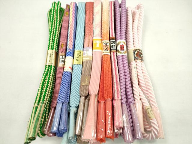 ■■■　商品詳細　■■■ 【未使用】 状態は参考画像のように薄い汚れがございます。 ※こちらのお品はまとめての出品となりますので、 サイズ等の詳細は記載しておりません。 ご理解の上でのご入札をお願い致します。 大変上質な逸品になります。 お安く出品致しますので、是非この機会にいかがでしょうか？ ■■■　注意事項　■■■ ■モニター発色の具合により色合いが異なる場合がございます。 ■寸法は多少の誤差が生じる場合がございますのでご了承ください。 ■縫込みの長さが左右非対称の場合は短い部分を記載しております。 左右非対称であってもご返品・お値引き等の保証は出来かねますので、ご了承の上ご購入をお願い致します。 ■シミ等のチェックには注意を払っておりますが、見落としがある場合もございますし、個人の見解も様々ですので神経質な方のご購入はお控えください。 ■箪笥に入っておりました着物や帯なので畳みシワや匂いがあるものもございます。 ■お休みは基本的に土日祝となりますが、その他臨時でお休みする場合がございますのでご了承ください。 ■商品の発送は平日のみの発送となります。 ■夜間と土曜、日曜日はお問い合わせの回答が遅れる場合がございます。 ■当店では、お直し、紋入れ、お手入れ等は承っておりません。 ■生地の状態（ヤケ、経年劣化等）によってはサイズ直しが出来ない場合がございます。 その点もどうかご了承のうえ、ご購入をお願いいたします。 ■弊社で取り扱う商品は一点ものにつき、時期や在庫状況に応じて金額が変更となる場合がございます。 ■検針は行っておりません。予めご了承いただきますようお願いいたします。 ■【洗える着物】と記載のある商品におきましては、商品お届け後に洗濯を行ってしまってからのご返品にはご対応しかねます。 念の為、専門店でのお手入れをお願いいたします。 ■着物のサイズ目安は下記を参考ください↓ ＜女性着物＞　お端折り次第で＋5cm　−1cmが着用可能サイズ 　例）身丈170cmの場合、身長160cm〜175cm ＜男性着物＞　身丈＋約25cm〜27cm程が適応身長 　例）身丈155cmの場合、身長180〜182cm