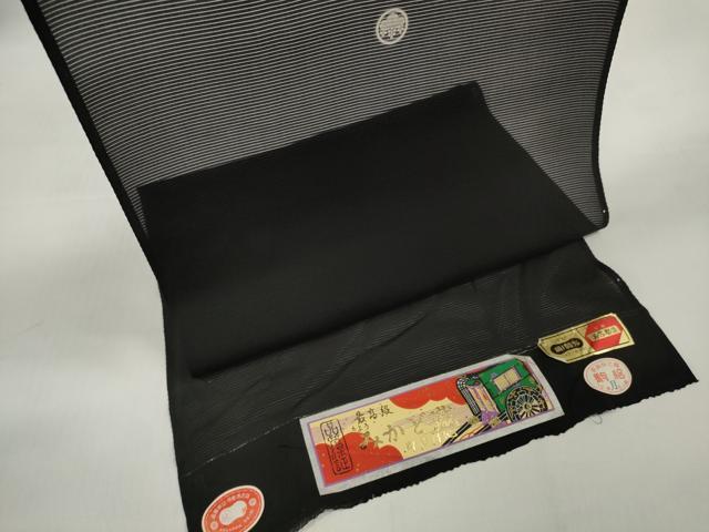 ■■■　サイズ　■■■ 長さ　　着尺分あり 幅　　　約36.5cm ■■■　商品詳細　■■■ 【正絹・紋付き・未使用】 状態は接写画像のように反端から約32cmに生地の薄れがございます。 大変上質な逸品になります。 お安く出品致しますので、是非この機会にいかがでしょうか？ ■■■　注意事項　■■■ ■モニター発色の具合により色合いが異なる場合がございます。 ■寸法は多少の誤差が生じる場合がございますのでご了承ください。 ■縫込みの長さが左右非対称の場合は短い部分を記載しております。 左右非対称であってもご返品・お値引き等の保証は出来かねますので、ご了承の上ご購入をお願い致します。 ■シミ等のチェックには注意を払っておりますが、見落としがある場合もございますし、個人の見解も様々ですので神経質な方のご購入はお控えください。 ■箪笥に入っておりました着物や帯なので畳みシワや匂いがあるものもございます。 ■お休みは基本的に土日祝となりますが、その他臨時でお休みする場合がございますのでご了承ください。 ■商品の発送は平日のみの発送となります。 ■夜間と土曜、日曜日はお問い合わせの回答が遅れる場合がございます。 ■当店では、お直し、紋入れ、お手入れ等は承っておりません。 ■生地の状態（ヤケ、経年劣化等）によってはサイズ直しが出来ない場合がございます。 その点もどうかご了承のうえ、ご購入をお願いいたします。 ■弊社で取り扱う商品は一点ものにつき、時期や在庫状況に応じて金額が変更となる場合がございます。 ■検針は行っておりません。予めご了承いただきますようお願いいたします。 ■【洗える着物】と記載のある商品におきましては、商品お届け後に洗濯を行ってしまってからのご返品にはご対応しかねます。 念の為、専門店でのお手入れをお願いいたします。 ■着物のサイズ目安は下記を参考ください↓ ＜女性着物＞　お端折り次第で＋5cm　−1cmが着用可能サイズ 　例）身丈170cmの場合、身長160cm〜175cm ＜男性着物＞　身丈＋約25cm〜27cm程が適応身長 　例）身丈155cmの場合、身長180〜182cm