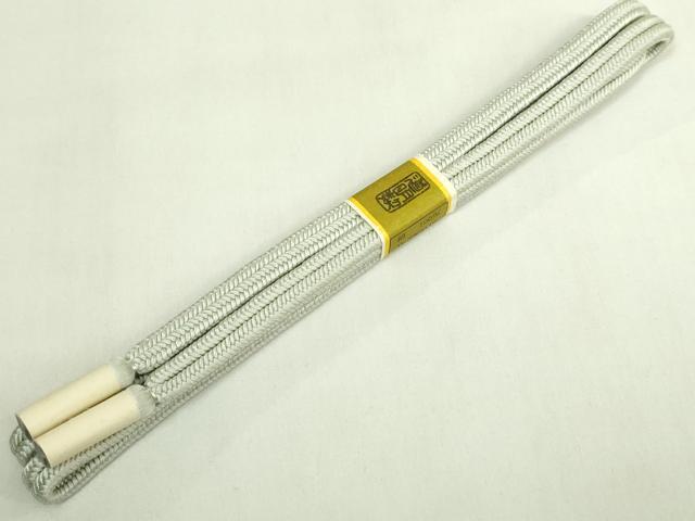 ■■■　サイズ　■■■ ■■■　商品詳細　■■■ 【正絹・未使用】 状態は接写画像のように、所々に薄いシミがございます。 大変上質な極上の逸品になります。 お安く出品致しますので、是非この機会にいかがでしょうか？ ■■■　注意事項　■■■ ■モニター発色の具合により色合いが異なる場合がございます。 ■寸法は多少の誤差が生じる場合がございますのでご了承ください。 ■縫込みの長さが左右非対称の場合は短い部分を記載しております。 左右非対称であってもご返品・お値引き等の保証は出来かねますので、ご了承の上ご購入をお願い致します。 ■シミ等のチェックには注意を払っておりますが、見落としがある場合もございますし、個人の見解も様々ですので神経質な方のご購入はお控えください。 ■箪笥に入っておりました着物や帯なので畳みシワや匂いがあるものもございます。 ■お休みは基本的に土日祝となりますが、その他臨時でお休みする場合がございますのでご了承ください。 ■商品の発送は平日のみの発送となります。 ■夜間と土曜、日曜日はお問い合わせの回答が遅れる場合がございます。 ■当店では、お直し、紋入れ、お手入れ等は承っておりません。 ■生地の状態（ヤケ、経年劣化等）によってはサイズ直しが出来ない場合がございます。 その点もどうかご了承のうえ、ご購入をお願いいたします。 ■弊社で取り扱う商品は一点ものにつき、時期や在庫状況に応じて金額が変更となる場合がございます。 ■検針は行っておりません。予めご了承いただきますようお願いいたします。 ■【洗える着物】と記載のある商品におきましては、商品お届け後に洗濯を行ってしまってからのご返品にはご対応しかねます。 念の為、専門店でのお手入れをお願いいたします。 ■着物のサイズ目安は下記を参考ください↓ ＜女性着物＞　お端折り次第で＋5?　−10?が着用可能サイズ 　例）身丈170?の場合、身長160?〜175? ＜男性着物＞　身丈＋約25?〜27?程が適応身長 　例）身丈155?の場合、身長180〜182?
