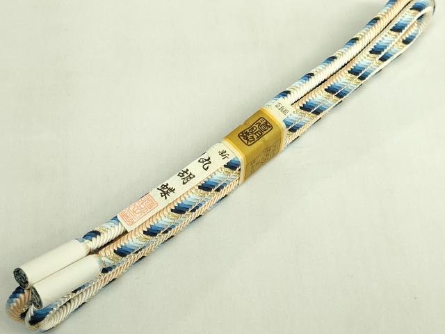 ■■■　サイズ　■■■ ■■■　商品詳細　■■■ 【正絹・未使用】 状態は特に目立ったシミ汚れなどもなく大変良い状態です。 大変上質な極上の逸品になります。 お安く出品致しますので、是非この機会にいかがでしょうか？ ■■■　注意事項　■■■ ■モニター発色の具合により色合いが異なる場合がございます。 ■寸法は多少の誤差が生じる場合がございますのでご了承ください。 ■縫込みの長さが左右非対称の場合は短い部分を記載しております。 左右非対称であってもご返品・お値引き等の保証は出来かねますので、ご了承の上ご購入をお願い致します。 ■シミ等のチェックには注意を払っておりますが、見落としがある場合もございますし、個人の見解も様々ですので神経質な方のご購入はお控えください。 ■箪笥に入っておりました着物や帯なので畳みシワや匂いがあるものもございます。 ■お休みは基本的に土日祝となりますが、その他臨時でお休みする場合がございますのでご了承ください。 ■商品の発送は平日のみの発送となります。 ■夜間と土曜、日曜日はお問い合わせの回答が遅れる場合がございます。 ■当店では、お直し、紋入れ、お手入れ等は承っておりません。 ■生地の状態（ヤケ、経年劣化等）によってはサイズ直しが出来ない場合がございます。 その点もどうかご了承のうえ、ご購入をお願いいたします。 ■弊社で取り扱う商品は一点ものにつき、時期や在庫状況に応じて金額が変更となる場合がございます。 ■検針は行っておりません。予めご了承いただきますようお願いいたします。 ■【洗える着物】と記載のある商品におきましては、商品お届け後に洗濯を行ってしまってからのご返品にはご対応しかねます。 念の為、専門店でのお手入れをお願いいたします。 ■着物のサイズ目安は下記を参考ください↓ ＜女性着物＞　お端折り次第で＋5?　−10?が着用可能サイズ 　例）身丈170?の場合、身長160?〜175? ＜男性着物＞　身丈＋約25?〜27?程が適応身長 　例）身丈155?の場合、身長180〜182?