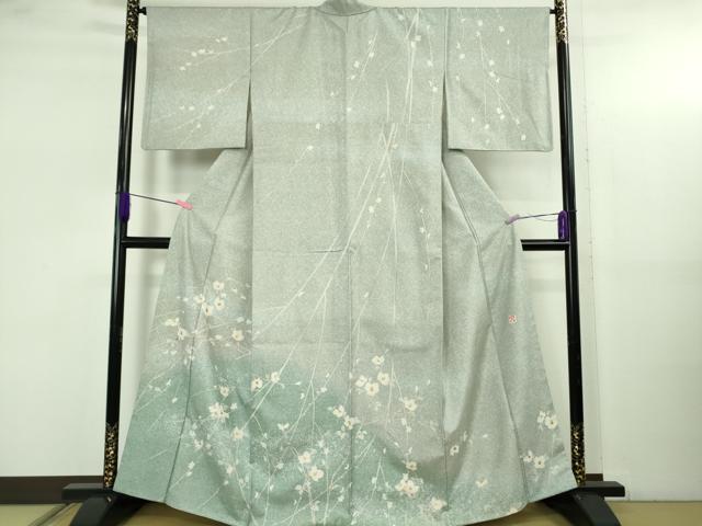■■■　サイズ　■■■ 身丈 162.5cm（肩から） 裄丈 67cm 袖丈 48cm 縫込み 1cm 袖幅 34cm 前幅 25.5cm 後幅 30cm 着物縫いこみ 内揚げ 1.5cm 裄 お袖側 約 1.5cm　身頃側 約 1.5cm ■■■　商品詳細　■■■ 【正絹】 状態は特に目立ったシミ汚れなどもなく大変良い状態です。 石川県の白峰村で生産されている牛首紬(うしくびつむぎ)は、 日本三大紬のなかで最も生産量が少ない織物です。 牛首紬は二匹の蚕が偶然作りだす玉繭を直接手で引き出して一本の糸にしていく 「のべ引き」という工程によって味わいのある節、美しい艶、滑らかな手触りが生まれます。 玉繭から引き出した太くしっかりとした糸によって堅牢度が高くなり、 別名「釘抜き紬」とも称されます。 複雑に絡み合った玉繭から一本の糸を作るには高度な熟練の技が要求され、 それこそが牛首紬の独自性を守っているのです。 また、牛首紬の特徴は 玉繭から手挽きする玉糸づくりと糸づくりから織りまでの 合計20にもわたる工程を一貫作業で生産していることです。 職人の手の温もりをたっぷりと含んで、 しなやかさとハリのある上質な地風が生まれます。 大変上質な極上の逸品になります。 お安く出品致しますので、是非この機会にいかがでしょうか？ ■■■　注意事項　■■■ ■モニター発色の具合により色合いが異なる場合がございます。 ■寸法は多少の誤差が生じる場合がございますのでご了承ください。 ■縫込みの長さが左右非対称の場合は短い部分を記載しております。 左右非対称であってもご返品・お値引き等の保証は出来かねますので、ご了承の上ご購入をお願い致します。 ■シミ等のチェックには注意を払っておりますが、見落としがある場合もございますし、個人の見解も様々ですので神経質な方のご購入はお控えください。 ■箪笥に入っておりました着物や帯なので畳みシワや匂いがあるものもございます。 ■お休みは基本的に土日祝となりますが、その他臨時でお休みする場合がございますのでご了承ください。 ■商品の発送は平日のみの発送となります。 ■夜間と土曜、日曜日はお問い合わせの回答が遅れる場合がございます。 ■当店では、お直し、紋入れ、お手入れ等は承っておりません。 ■生地の状態（ヤケ、経年劣化等）によってはサイズ直しが出来ない場合がございます。 その点もどうかご了承のうえ、ご購入をお願いいたします。 ■弊社で取り扱う商品は一点ものにつき、時期や在庫状況に応じて金額が変更となる場合がございます。 ■検針は行っておりません。予めご了承いただきますようお願いいたします。 ■【洗える着物】と記載のある商品におきましては、商品お届け後に洗濯を行ってしまってからのご返品にはご対応しかねます。 念の為、専門店でのお手入れをお願いいたします。 ■着物のサイズ目安は下記を参考ください↓ ＜女性着物＞　お端折り次第で＋5?　−10?が着用可能サイズ 　例）身丈170?の場合、身長160?〜175? ＜男性着物＞　身丈＋約25?〜27?程が適応身長 　例）身丈155?の場合、身長180〜182?