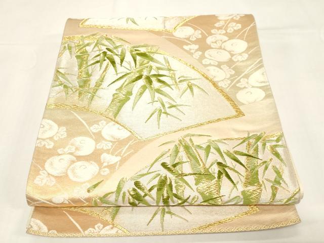 ■■■　サイズ　■■■ 長さ 410cm 幅 30.5cm程 ■■■　商品詳細　■■■ 【正絹・芯なし】 詳細に関しましては、画像をご確認ください。 大変上質な逸品になります。 お安く出品致しますので、是非この機会にいかがでしょうか？ ※柄止まりに折山の線汚れがございます。 ■■■　注意事項　■■■ ■モニター発色の具合により色合いが異なる場合がございます。 ■寸法は多少の誤差が生じる場合がございますのでご了承ください。 ■縫込みの長さが左右非対称の場合は短い部分を記載しております。 左右非対称であってもご返品・お値引き等の保証は出来かねますので、ご了承の上ご購入をお願い致します。 ■シミ等のチェックには注意を払っておりますが、見落としがある場合もございますし、個人の見解も様々ですので神経質な方のご購入はお控えください。 ■箪笥に入っておりました着物や帯なので畳みシワや匂いがあるものもございます。 ■お休みは基本的に土日祝となりますが、その他臨時でお休みする場合がございますのでご了承ください。 ■商品の発送は平日のみの発送となります。 ■夜間と土曜、日曜日はお問い合わせの回答が遅れる場合がございます。 ■当店では、お直し、紋入れ、お手入れ等は承っておりません。 ■生地の状態（ヤケ、経年劣化等）によってはサイズ直しが出来ない場合がございます。 その点もどうかご了承のうえ、ご購入をお願いいたします。 ■弊社で取り扱う商品は一点ものにつき、時期や在庫状況に応じて金額が変更となる場合がございます。 ■検針は行っておりません。予めご了承いただきますようお願いいたします。 ■【洗える着物】と記載のある商品におきましては、商品お届け後に洗濯を行ってしまってからのご返品にはご対応しかねます。 念の為、専門店でのお手入れをお願いいたします。 ■着物のサイズ目安は下記を参考ください↓ ＜女性着物＞　お端折り次第で＋5cm　−1cmが着用可能サイズ 　例）身丈170cmの場合、身長160cm〜175cm ＜男性着物＞　身丈＋約25cm〜27cm程が適応身長 　例）身丈155cmの場合、身長180〜182cm