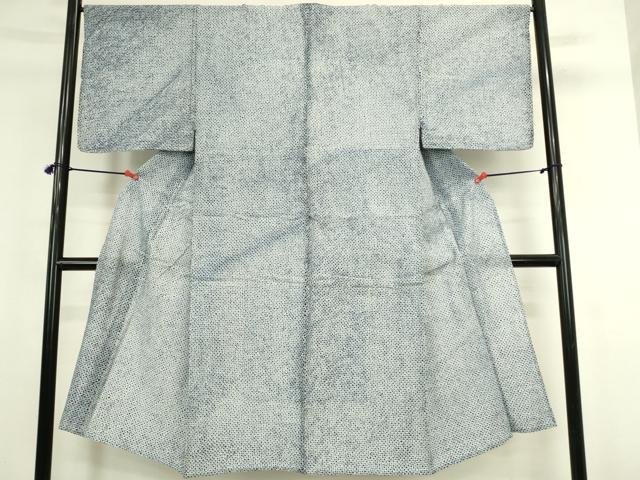 ■■■　サイズ　■■■ 身丈 134cm（肩から） 裄丈 67cm 袖丈 46.5cm　縫込み 2cm 袖幅 33.5cm 前幅 30.5cm 後幅 34cm 着物縫いこみ 内揚げ 3.5cm 裄 お袖側 約1cm　身頃側 約0cm ■■■　商品詳細　■■■ 【綿】 状態は接写画像のよう上前・後身頃・下前・裏面に汚れ、衿山に薄い汚れがございますが その他特に目立ったシミ汚れなどもなく大変良い状態です。 人気の高い“有松鳴海絞り”の浴衣でございます。 “鳴海絞り”ならではの表情を生み出す立体感と 淡いぼかしで息を吹き込まれ、 今にも動き出しそうな迫力を放っております。 夏祭りや花火大会、これから増えるイベントに連れ立って、 より夏をお楽しみ下さいませ。 大変上質な逸品になります。 お安く出品致しますので、是非この機会にいかがでしょうか？ ■■■　注意事項　■■■ ■モニター発色の具合により色合いが異なる場合がございます。 ■寸法は多少の誤差が生じる場合がございますのでご了承ください。 ■縫込みの長さが左右非対称の場合は短い部分を記載しております。 左右非対称であってもご返品・お値引き等の保証は出来かねますので、ご了承の上ご購入をお願い致します。 ■シミ等のチェックには注意を払っておりますが、見落としがある場合もございますし、個人の見解も様々ですので神経質な方のご購入はお控えください。 ■箪笥に入っておりました着物や帯なので畳みシワや匂いがあるものもございます。 ■お休みは基本的に土日祝となりますが、その他臨時でお休みする場合がございますのでご了承ください。 ■商品の発送は平日のみの発送となります。 ■夜間と土曜、日曜日はお問い合わせの回答が遅れる場合がございます。 ■当店では、お直し、紋入れ、お手入れ等は承っておりません。 ■生地の状態（ヤケ、経年劣化等）によってはサイズ直しが出来ない場合がございます。 その点もどうかご了承のうえ、ご購入をお願いいたします。 ■弊社で取り扱う商品は一点ものにつき、時期や在庫状況に応じて金額が変更となる場合がございます。 ■検針は行っておりません。予めご了承いただきますようお願いいたします。 ■【洗える着物】と記載のある商品におきましては、商品お届け後に洗濯を行ってしまってからのご返品にはご対応しかねます。 念の為、専門店でのお手入れをお願いいたします。 ■写真に写っている物が全てになります。それ以外の付属品はございませんのでご了承ください。 ■状態に関する写真につきましては、掲載可能な写真枚数に限りがあるため、各箇所につき1枚参考画像を掲載しております。 ■着物のサイズ目安は下記を参考ください↓ ＜女性着物＞　お端折り次第で＋5cm　−1cmが着用可能サイズ 　例）身丈170cmの場合、身長160cm〜175cm ＜男性着物＞　身丈＋約25cm〜27cm程が適応身長 　例）身丈155cmの場合、身長180〜182cm