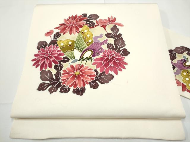 ■■■　サイズ　■■■ 長さ 349.5cm 幅 30cm程 ■■■　商品詳細　■■■ 【正絹】 状態は接写画像のように 太鼓・胴回りに薄い汚れがございますが その他特に目立ったシミ汚れなどもなく大変良い状態です。 大変上質な逸品になります。 お安く出品致しますので、是非この機会にいかがでしょうか？ ■■■　注意事項　■■■ ■モニター発色の具合により色合いが異なる場合がございます。 ■寸法は多少の誤差が生じる場合がございますのでご了承ください。 ■縫込みの長さが左右非対称の場合は短い部分を記載しております。 左右非対称であってもご返品・お値引き等の保証は出来かねますので、ご了承の上ご購入をお願い致します。 ■シミ等のチェックには注意を払っておりますが、見落としがある場合もございますし、個人の見解も様々ですので神経質な方のご購入はお控えください。 ■箪笥に入っておりました着物や帯なので畳みシワや匂いがあるものもございます。 ■お休みは基本的に土日祝となりますが、その他臨時でお休みする場合がございますのでご了承ください。 ■商品の発送は平日のみの発送となります。 ■夜間と土曜、日曜日はお問い合わせの回答が遅れる場合がございます。 ■当店では、お直し、紋入れ、お手入れ等は承っておりません。 ■生地の状態（ヤケ、経年劣化等）によってはサイズ直しが出来ない場合がございます。 その点もどうかご了承のうえ、ご購入をお願いいたします。 ■弊社で取り扱う商品は一点ものにつき、時期や在庫状況に応じて金額が変更となる場合がございます。 ■検針は行っておりません。予めご了承いただきますようお願いいたします。 ■【洗える着物】と記載のある商品におきましては、商品お届け後に洗濯を行ってしまってからのご返品にはご対応しかねます。 念の為、専門店でのお手入れをお願いいたします。 ■写真に写っている物が全てになります。それ以外の付属品はございませんのでご了承ください。 ■着物のサイズ目安は下記を参考ください↓ ＜女性着物＞　お端折り次第で＋5cm　－1cmが着用可能サイズ 　例）身丈170cmの場合、身長160cm～175cm ＜男性着物＞　身丈＋約25cm～27cm程が適応身長 　例）身丈155cmの場合、身長180～182cm