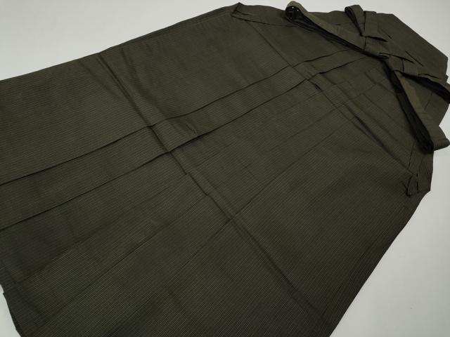■■■　サイズ　■■■ 紐下丈　約84.5cm ■■■　商品詳細　■■■ 【正絹】 状態は接写画像のように後ろひだ・表地所々に薄い汚れがございます。 大変上質な逸品になりますのでぜひお手入れをされてお召しになられてはいかがでしょうか。 お安く出品致しますので、是非この機会にいかがでしょうか？ ■■■　注意事項　■■■ ■モニター発色の具合により色合いが異なる場合がございます。 ■寸法は多少の誤差が生じる場合がございますのでご了承ください。 ■縫込みの長さが左右非対称の場合は短い部分を記載しております。 左右非対称であってもご返品・お値引き等の保証は出来かねますので、ご了承の上ご購入をお願い致します。 ■シミ等のチェックには注意を払っておりますが、見落としがある場合もございますし、個人の見解も様々ですので神経質な方のご購入はお控えください。 ■箪笥に入っておりました着物や帯なので畳みシワや匂いがあるものもございます。 ■お休みは基本的に土日祝となりますが、その他臨時でお休みする場合がございますのでご了承ください。 ■商品の発送は平日のみの発送となります。 ■夜間と土曜、日曜日はお問い合わせの回答が遅れる場合がございます。 ■当店では、お直し、紋入れ、お手入れ等は承っておりません。 ■生地の状態（ヤケ、経年劣化等）によってはサイズ直しが出来ない場合がございます。 その点もどうかご了承のうえ、ご購入をお願いいたします。 ■弊社で取り扱う商品は一点ものにつき、時期や在庫状況に応じて金額が変更となる場合がございます。 ■検針は行っておりません。予めご了承いただきますようお願いいたします。 ■【洗える着物】と記載のある商品におきましては、商品お届け後に洗濯を行ってしまってからのご返品にはご対応しかねます。 念の為、専門店でのお手入れをお願いいたします。 ■着物のサイズ目安は下記を参考ください↓ ＜女性着物＞　お端折り次第で＋5cm　−1cmが着用可能サイズ 　例）身丈170cmの場合、身長160cm〜175cm ＜男性着物＞　身丈＋約25cm〜27cm程が適応身長 　例）身丈155cmの場合、身長180〜182cm