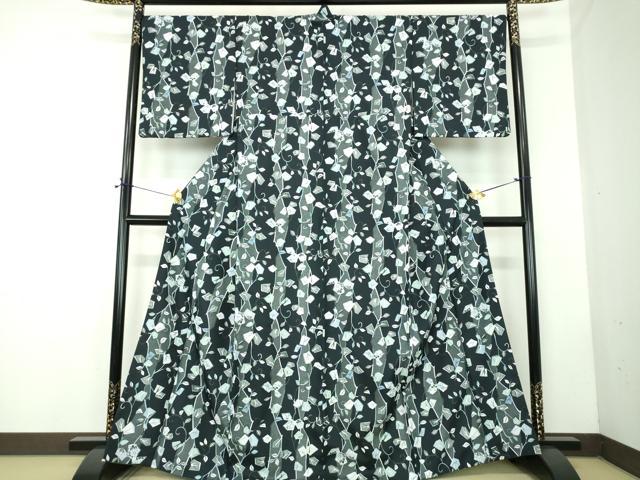 ■■■　サイズ　■■■ 身丈 165cm（肩から） 裄丈 68cm 袖丈 48.5cm　縫込み 3cm 袖幅 34.5cm 前幅 24.5cm 後幅 30.5cm 着物縫いこみ 内揚げ 1.5cm 裄 お袖側 約1.5cm　身頃側 約2cm ■■■　商品詳細　■■■ 【化繊・バチ衿】 状態は特に目立ったシミ汚れなどもなく大変良い状態です。 お安く出品致しますので、是非この機会にいかがでしょうか？※ご自身で洗濯された場合の保証はできかねます。 専門店にご相談ください。 ■■■　注意事項　■■■ ■モニター発色の具合により色合いが異なる場合がございます。 ■寸法は多少の誤差が生じる場合がございますのでご了承ください。 ■縫込みの長さが左右非対称の場合は短い部分を記載しております。 左右非対称であってもご返品・お値引き等の保証は出来かねますので、ご了承の上ご購入をお願い致します。 ■シミ等のチェックには注意を払っておりますが、見落としがある場合もございますし、個人の見解も様々ですので神経質な方のご購入はお控えください。 ■箪笥に入っておりました着物や帯なので畳みシワや匂いがあるものもございます。 ■お休みは基本的に土日祝となりますが、その他臨時でお休みする場合がございますのでご了承ください。 ■商品の発送は平日のみの発送となります。 ■夜間と土曜、日曜日はお問い合わせの回答が遅れる場合がございます。 ■当店では、お直し、紋入れ、お手入れ等は承っておりません。 ■生地の状態（ヤケ、経年劣化等）によってはサイズ直しが出来ない場合がございます。 その点もどうかご了承のうえ、ご購入をお願いいたします。 ■弊社で取り扱う商品は一点ものにつき、時期や在庫状況に応じて金額が変更となる場合がございます。 ■検針は行っておりません。予めご了承いただきますようお願いいたします。 ■【洗える着物】と記載のある商品におきましては、商品お届け後に洗濯を行ってしまってからのご返品にはご対応しかねます。 念の為、専門店でのお手入れをお願いいたします。 ■着物のサイズ目安は下記を参考ください↓ ＜女性着物＞　お端折り次第で＋5cm　−1cmが着用可能サイズ 　例）身丈170cmの場合、身長160cm〜175cm ＜男性着物＞　身丈＋約25cm〜27cm程が適応身長 　例）身丈155cmの場合、身長180〜182cm