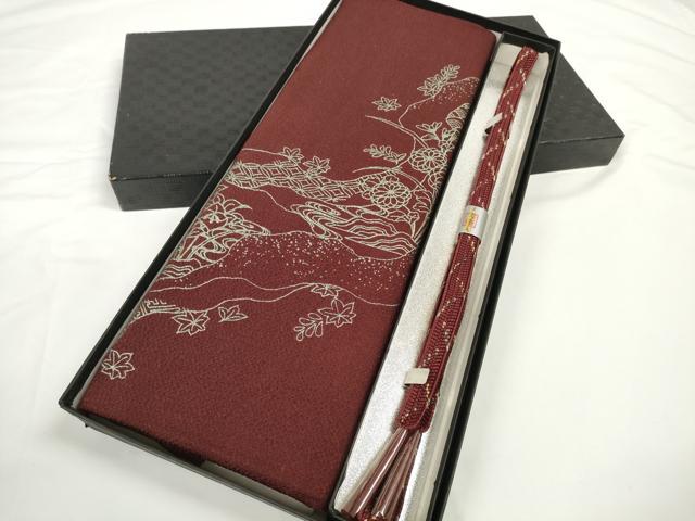 ■■■　商品詳細　■■■ 【サイズ】 長さ　160cm程（房含む） 【未使用】 状態は参考画像のように色抜けがございます。 大変上質な逸品になります。 お安く出品致しますので、是非この機会にいかがでしょうか？ ■■■　注意事項　■■■ ■モニター発色の具合により色合いが異なる場合がございます。 ■寸法は多少の誤差が生じる場合がございますのでご了承ください。 ■縫込みの長さが左右非対称の場合は短い部分を記載しております。 左右非対称であってもご返品・お値引き等の保証は出来かねますので、ご了承の上ご購入をお願い致します。 ■シミ等のチェックには注意を払っておりますが、見落としがある場合もございますし、個人の見解も様々ですので神経質な方のご購入はお控えください。 ■箪笥に入っておりました着物や帯なので畳みシワや匂いがあるものもございます。 ■お休みは基本的に土日祝となりますが、その他臨時でお休みする場合がございますのでご了承ください。 ■商品の発送は平日のみの発送となります。 ■夜間と土曜、日曜日はお問い合わせの回答が遅れる場合がございます。 ■当店では、お直し、紋入れ、お手入れ等は承っておりません。 ■生地の状態（ヤケ、経年劣化等）によってはサイズ直しが出来ない場合がございます。 その点もどうかご了承のうえ、ご購入をお願いいたします。 ■弊社で取り扱う商品は一点ものにつき、時期や在庫状況に応じて金額が変更となる場合がございます。 ■検針は行っておりません。予めご了承いただきますようお願いいたします。 ■【洗える着物】と記載のある商品におきましては、商品お届け後に洗濯を行ってしまってからのご返品にはご対応しかねます。 念の為、専門店でのお手入れをお願いいたします。 ■着物のサイズ目安は下記を参考ください↓ ＜女性着物＞　お端折り次第で＋5cm　−1cmが着用可能サイズ 　例）身丈170cmの場合、身長160cm〜175cm ＜男性着物＞　身丈＋約25cm〜27cm程が適応身長 　例）身丈155cmの場合、身長180〜182cm