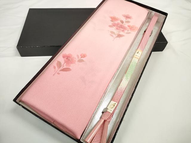 ■■■　商品詳細　■■■ 【サイズ】 長さ　160cm程（房含む） 【未使用】 状態は参考画像のように所々に薄い汚れがございます。 大変上質な逸品になります。 お安く出品致しますので、是非この機会にいかがでしょうか？ ■■■　注意事項　■■■ ■モニター発色の具合により色合いが異なる場合がございます。 ■寸法は多少の誤差が生じる場合がございますのでご了承ください。 ■縫込みの長さが左右非対称の場合は短い部分を記載しております。 左右非対称であってもご返品・お値引き等の保証は出来かねますので、ご了承の上ご購入をお願い致します。 ■シミ等のチェックには注意を払っておりますが、見落としがある場合もございますし、個人の見解も様々ですので神経質な方のご購入はお控えください。 ■箪笥に入っておりました着物や帯なので畳みシワや匂いがあるものもございます。 ■お休みは基本的に土日祝となりますが、その他臨時でお休みする場合がございますのでご了承ください。 ■商品の発送は平日のみの発送となります。 ■夜間と土曜、日曜日はお問い合わせの回答が遅れる場合がございます。 ■当店では、お直し、紋入れ、お手入れ等は承っておりません。 ■生地の状態（ヤケ、経年劣化等）によってはサイズ直しが出来ない場合がございます。 その点もどうかご了承のうえ、ご購入をお願いいたします。 ■弊社で取り扱う商品は一点ものにつき、時期や在庫状況に応じて金額が変更となる場合がございます。 ■検針は行っておりません。予めご了承いただきますようお願いいたします。 ■【洗える着物】と記載のある商品におきましては、商品お届け後に洗濯を行ってしまってからのご返品にはご対応しかねます。 念の為、専門店でのお手入れをお願いいたします。 ■着物のサイズ目安は下記を参考ください↓ ＜女性着物＞　お端折り次第で＋5cm　−1cmが着用可能サイズ 　例）身丈170cmの場合、身長160cm〜175cm ＜男性着物＞　身丈＋約25cm〜27cm程が適応身長 　例）身丈155cmの場合、身長180〜182cm