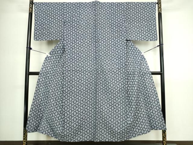 ■■■　サイズ　■■■ 身丈 147.5cm（肩から） 裄丈 65.5cm 袖丈 43cm　縫込み 1cm 袖幅 33.5cm 前幅 28.5cm 後幅 36cm 着物縫いこみ 内揚げ 0cm 裄 お袖側 約2cm　身頃側 約1cm ■■■　商品詳細　■■■ 【綿】 状態は接写画像のように肩当てに薄い汚れがございますがその他表地は特に目立ったシミ汚れなどもなく大変良い状態です。 大変上質な逸品になります。 お安く出品致しますので、是非この機会にいかがでしょうか？ ■■■　注意事項　■■■ ■モニター発色の具合により色合いが異なる場合がございます。 ■寸法は多少の誤差が生じる場合がございますのでご了承ください。 ■縫込みの長さが左右非対称の場合は短い部分を記載しております。 左右非対称であってもご返品・お値引き等の保証は出来かねますので、ご了承の上ご購入をお願い致します。 ■シミ等のチェックには注意を払っておりますが、見落としがある場合もございますし、個人の見解も様々ですので神経質な方のご購入はお控えください。 ■箪笥に入っておりました着物や帯なので畳みシワや匂いがあるものもございます。 ■お休みは基本的に土日祝となりますが、その他臨時でお休みする場合がございますのでご了承ください。 ■商品の発送は平日のみの発送となります。 ■夜間と土曜、日曜日はお問い合わせの回答が遅れる場合がございます。 ■当店では、お直し、紋入れ、お手入れ等は承っておりません。 ■生地の状態（ヤケ、経年劣化等）によってはサイズ直しが出来ない場合がございます。 その点もどうかご了承のうえ、ご購入をお願いいたします。 ■弊社で取り扱う商品は一点ものにつき、時期や在庫状況に応じて金額が変更となる場合がございます。 ■検針は行っておりません。予めご了承いただきますようお願いいたします。 ■【洗える着物】と記載のある商品におきましては、商品お届け後に洗濯を行ってしまってからのご返品にはご対応しかねます。 念の為、専門店でのお手入れをお願いいたします。 ■写真に写っている物が全てになります。それ以外の付属品はございませんのでご了承ください。 ■状態に関する写真につきましては、掲載可能な写真枚数に限りがあるため、各箇所につき1枚参考画像を掲載しております。 ■着物のサイズ目安は下記を参考ください↓ ＜女性着物＞　お端折り次第で＋5cm　−1cmが着用可能サイズ 　例）身丈170cmの場合、身長160cm〜175cm ＜男性着物＞　身丈＋約25cm〜27cm程が適応身長 　例）身丈155cmの場合、身長180〜182cm