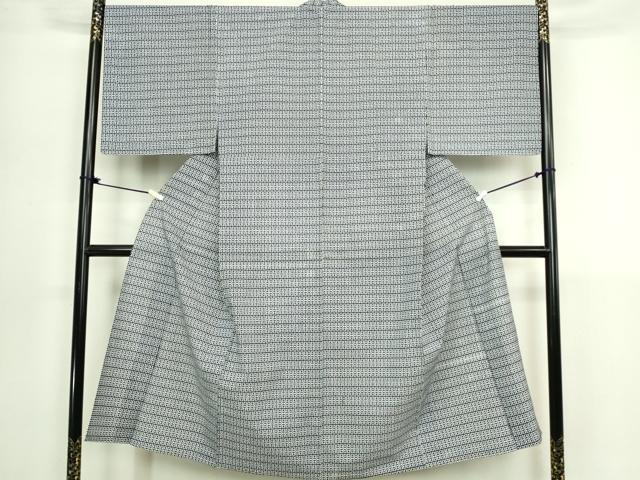 ■■■　サイズ　■■■ 身丈 146cm（肩から） 裄丈 68.5cm 袖丈 49cm　縫込み 4cm 袖幅 35cm 前幅 26.5cm 後幅 31cm 着物縫いこみ 内揚げ 2.5cm 裄 お袖側 約1cm　身頃側 約2cm ■■■　商品詳細　■■■ 【綿】 状態は接写画像のように上前・裏面・後身頃・居敷当てに汚れがございますが その他特に目立ったシミ汚れなどもなく大変良い状態です。 大変上質な逸品になります。 お安く出品致しますので、是非この機会にいかがでしょうか？ ■■■　注意事項　■■■ ■モニター発色の具合により色合いが異なる場合がございます。 ■寸法は多少の誤差が生じる場合がございますのでご了承ください。 ■縫込みの長さが左右非対称の場合は短い部分を記載しております。 左右非対称であってもご返品・お値引き等の保証は出来かねますので、ご了承の上ご購入をお願い致します。 ■シミ等のチェックには注意を払っておりますが、見落としがある場合もございますし、個人の見解も様々ですので神経質な方のご購入はお控えください。 ■箪笥に入っておりました着物や帯なので畳みシワや匂いがあるものもございます。 ■お休みは基本的に土日祝となりますが、その他臨時でお休みする場合がございますのでご了承ください。 ■商品の発送は平日のみの発送となります。 ■夜間と土曜、日曜日はお問い合わせの回答が遅れる場合がございます。 ■当店では、お直し、紋入れ、お手入れ等は承っておりません。 ■生地の状態（ヤケ、経年劣化等）によってはサイズ直しが出来ない場合がございます。 その点もどうかご了承のうえ、ご購入をお願いいたします。 ■弊社で取り扱う商品は一点ものにつき、時期や在庫状況に応じて金額が変更となる場合がございます。 ■検針は行っておりません。予めご了承いただきますようお願いいたします。 ■【洗える着物】と記載のある商品におきましては、商品お届け後に洗濯を行ってしまってからのご返品にはご対応しかねます。 念の為、専門店でのお手入れをお願いいたします。 ■写真に写っている物が全てになります。それ以外の付属品はございませんのでご了承ください。 ■状態に関する写真につきましては、掲載可能な写真枚数に限りがあるため、各箇所につき1枚参考画像を掲載しております。 ■着物のサイズ目安は下記を参考ください↓ ＜女性着物＞　お端折り次第で＋5cm　−1cmが着用可能サイズ 　例）身丈170cmの場合、身長160cm〜175cm ＜男性着物＞　身丈＋約25cm〜27cm程が適応身長 　例）身丈155cmの場合、身長180〜182cm