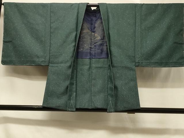 ■■■　サイズ　■■■ 身丈 76cm（肩から） 裄丈 67cm 袖丈 47.5cm　縫込み 3.5cm 袖幅 34.5cm 前幅 19cm 後幅 30.5cm 裄 お袖側 約2.5cm　身頃側 約5.5cm ■■■　商品詳細　■■■ 【正絹・未使用】 状態は特に目立ったシミ汚れなどもなく大変良い状態です。 大変上質な逸品になります。 お安く出品致しますので、是非この機会にいかがでしょうか？ ■■■　注意事項　■■■ ■モニター発色の具合により色合いが異なる場合がございます。 ■寸法は多少の誤差が生じる場合がございますのでご了承ください。 ■縫込みの長さが左右非対称の場合は短い部分を記載しております。 左右非対称であってもご返品・お値引き等の保証は出来かねますので、ご了承の上ご購入をお願い致します。 ■シミ等のチェックには注意を払っておりますが、見落としがある場合もございますし、個人の見解も様々ですので神経質な方のご購入はお控えください。 ■箪笥に入っておりました着物や帯なので畳みシワや匂いがあるものもございます。 ■お休みは基本的に土日祝となりますが、その他臨時でお休みする場合がございますのでご了承ください。 ■商品の発送は平日のみの発送となります。 ■夜間と土曜、日曜日はお問い合わせの回答が遅れる場合がございます。 ■当店では、お直し、紋入れ、お手入れ等は承っておりません。 ■生地の状態（ヤケ、経年劣化等）によってはサイズ直しが出来ない場合がございます。 その点もどうかご了承のうえ、ご購入をお願いいたします。 ■弊社で取り扱う商品は一点ものにつき、時期や在庫状況に応じて金額が変更となる場合がございます。 ■検針は行っておりません。予めご了承いただきますようお願いいたします。 ■【洗える着物】と記載のある商品におきましては、商品お届け後に洗濯を行ってしまってからのご返品にはご対応しかねます。 念の為、専門店でのお手入れをお願いいたします。 ■着物のサイズ目安は下記を参考ください↓ ＜女性着物＞　お端折り次第で＋5cm　−1cmが着用可能サイズ 　例）身丈170cmの場合、身長160cm〜175cm ＜男性着物＞　身丈＋約25cm〜27cm程が適応身長 　例）身丈155cmの場合、身長180〜182cm