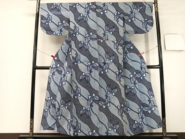■■■　サイズ　■■■ 身丈 150.5cm（肩から） 裄丈 66cm 袖丈 42cm　縫込み 3cm 袖幅 34.5cm 前幅 25.5cm 後幅 31.5cm 着物縫いこみ 内揚げ 0cm 裄 お袖側 約1.5cm　身頃側 約1cm ■■■　商品詳細　■■■ 【綿】 状態は接写画像のように 上前おくみ・上前に薄いシミ、後身頃・右袖前に薄い汚れがございますが その他特に目立ったシミ汚れなどもなく大変良い状態です。 大変上質な逸品になります。 お安く出品致しますので、是非この機会にいかがでしょうか？ ■■■　注意事項　■■■ ■モニター発色の具合により色合いが異なる場合がございます。 ■寸法は多少の誤差が生じる場合がございますのでご了承ください。 ■縫込みの長さが左右非対称の場合は短い部分を記載しております。 左右非対称であってもご返品・お値引き等の保証は出来かねますので、ご了承の上ご購入をお願い致します。 ■シミ等のチェックには注意を払っておりますが、見落としがある場合もございますし、個人の見解も様々ですので神経質な方のご購入はお控えください。 ■箪笥に入っておりました着物や帯なので畳みシワや匂いがあるものもございます。 ■お休みは基本的に土日祝となりますが、その他臨時でお休みする場合がございますのでご了承ください。 ■商品の発送は平日のみの発送となります。 ■夜間と土曜、日曜日はお問い合わせの回答が遅れる場合がございます。 ■当店では、お直し、紋入れ、お手入れ等は承っておりません。 ■生地の状態（ヤケ、経年劣化等）によってはサイズ直しが出来ない場合がございます。 その点もどうかご了承のうえ、ご購入をお願いいたします。 ■弊社で取り扱う商品は一点ものにつき、時期や在庫状況に応じて金額が変更となる場合がございます。 ■検針は行っておりません。予めご了承いただきますようお願いいたします。 ■【洗える着物】と記載のある商品におきましては、商品お届け後に洗濯を行ってしまってからのご返品にはご対応しかねます。 念の為、専門店でのお手入れをお願いいたします。 ■写真に写っている物が全てになります。それ以外の付属品はございませんのでご了承ください。 ■状態に関する写真につきましては、掲載可能な写真枚数に限りがあるため、各箇所につき1枚参考画像を掲載しております。 ■着物のサイズ目安は下記を参考ください↓ ＜女性着物＞　お端折り次第で＋5cm　－1cmが着用可能サイズ 　例）身丈170cmの場合、身長160cm～175cm ＜男性着物＞　身丈＋約25cm～27cm程が適応身長 　例）身丈155cmの場合、身長180～182cm