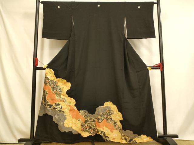 ■■■　サイズ　■■■ 身丈 157.5cm（肩から） 裄丈 64cm 袖丈 46cm　縫込み 7cm 袖幅 33cm 前幅 24cm 後幅 30cm 着物縫いこみ 内揚げ 2cm 裄 お袖側 約2cm　身頃側 約3cm ■■■　商品詳細　■■■ 【正絹・五つ紋・比翼仕立て】 状態は画像を添付しておりますので、そちらをご確認下さいますよう宜しくお願い致します。 大変上質な逸品になります。 お安く出品致しますので、是非この機会にいかがでしょうか？ ■■■　注意事項　■■■ ■モニター発色の具合により色合いが異なる場合がございます。 ■寸法は多少の誤差が生じる場合がございますのでご了承ください。 ■縫込みの長さが左右非対称の場合は短い部分を記載しております。 左右非対称であってもご返品・お値引き等の保証は出来かねますので、ご了承の上ご購入をお願い致します。 ■シミ等のチェックには注意を払っておりますが、見落としがある場合もございますし、個人の見解も様々ですので神経質な方のご購入はお控えください。 ■箪笥に入っておりました着物や帯なので畳みシワや匂いがあるものもございます。 ■お休みは基本的に土日祝となりますが、その他臨時でお休みする場合がございますのでご了承ください。 ■商品の発送は平日のみの発送となります。 ■夜間と土曜、日曜日はお問い合わせの回答が遅れる場合がございます。 ■当店では、お直し、紋入れ、お手入れ等は承っておりません。 ■生地の状態（ヤケ、経年劣化等）によってはサイズ直しが出来ない場合がございます。 その点もどうかご了承のうえ、ご購入をお願いいたします。 ■弊社で取り扱う商品は一点ものにつき、時期や在庫状況に応じて金額が変更となる場合がございます。 ■検針は行っておりません。予めご了承いただきますようお願いいたします。 ■【洗える着物】と記載のある商品におきましては、商品お届け後に洗濯を行ってしまってからのご返品にはご対応しかねます。 念の為、専門店でのお手入れをお願いいたします。 ■着物のサイズ目安は下記を参考ください↓ ＜女性着物＞　お端折り次第で＋5cm　−1cmが着用可能サイズ 　例）身丈170cmの場合、身長160cm〜175cm ＜男性着物＞　身丈＋約25cm〜27cm程が適応身長 　例）身丈155cmの場合、身長180〜182cm