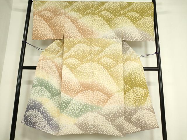 ■■■　サイズ　■■■ 身丈 138cm（肩から） 裄丈 69cm 袖丈 49cm　縫込み 5cm 袖幅 35cm 前幅 25.5cm 後幅 31cm 着物縫いこみ 内揚げ 18cm 裄 お袖側 約1cm　身頃側 2cm ■■■　商品詳細　■■■ 【正絹】 状態は特に目立ったシミ汚れなどもなく大変良い状態です。 大変上質な逸品になります。 お安く出品致しますので、是非この機会にいかがでしょうか？ ■■■　注意事項　■■■ ■モニター発色の具合により色合いが異なる場合がございます。 ■寸法は多少の誤差が生じる場合がございますのでご了承ください。 ■縫込みの長さが左右非対称の場合は短い部分を記載しております。 左右非対称であってもご返品・お値引き等の保証は出来かねますので、ご了承の上ご購入をお願い致します。 ■シミ等のチェックには注意を払っておりますが、見落としがある場合もございますし、個人の見解も様々ですので神経質な方のご購入はお控えください。 ■箪笥に入っておりました着物や帯なので畳みシワや匂いがあるものもございます。 ■お休みは基本的に土日祝となりますが、その他臨時でお休みする場合がございますのでご了承ください。 ■商品の発送は平日のみの発送となります。 ■夜間と土曜、日曜日はお問い合わせの回答が遅れる場合がございます。 ■当店では、お直し、紋入れ、お手入れ等は承っておりません。 ■生地の状態（ヤケ、経年劣化等）によってはサイズ直しが出来ない場合がございます。 その点もどうかご了承のうえ、ご購入をお願いいたします。 ■弊社で取り扱う商品は一点ものにつき、時期や在庫状況に応じて金額が変更となる場合がございます。 ■検針は行っておりません。予めご了承いただきますようお願いいたします。 ■【洗える着物】と記載のある商品におきましては、商品お届け後に洗濯を行ってしまってからのご返品にはご対応しかねます。 念の為、専門店でのお手入れをお願いいたします。 ■写真に写っている物が全てになります。それ以外の付属品はございませんのでご了承ください。 ■状態に関する写真につきましては、掲載可能な写真枚数に限りがあるため、各箇所につき1枚参考画像を掲載しております。 ■着物のサイズ目安は下記を参考ください↓ ＜女性着物＞　お端折り次第で＋5cm　−1cmが着用可能サイズ 　例）身丈170cmの場合、身長160cm〜175cm ＜男性着物＞　身丈＋約25cm〜27cm程が適応身長 　例）身丈155cmの場合、身長180〜182cm