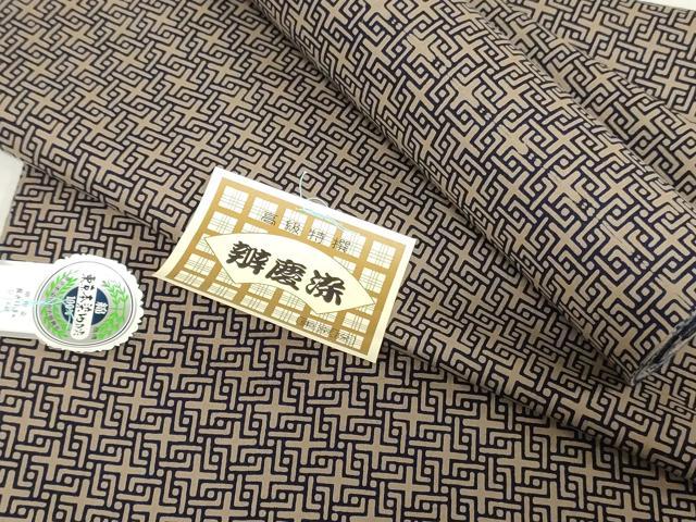 ■■■　サイズ　■■■ 長さ　　着尺分あり 幅　　　約39cm ■■■　商品詳細　■■■ 【綿・未使用】 状態は特に目立ったシミ汚れなどもなく大変良い状態です。 大変上質な逸品になります。 お安く出品致しますので、是非この機会にいかがでしょうか？ ■■■　注意事項　■■■ ■モニター発色の具合により色合いが異なる場合がございます。 ■寸法は多少の誤差が生じる場合がございますのでご了承ください。 ■縫込みの長さが左右非対称の場合は短い部分を記載しております。 左右非対称であってもご返品・お値引き等の保証は出来かねますので、ご了承の上ご購入をお願い致します。 ■シミ等のチェックには注意を払っておりますが、見落としがある場合もございますし、個人の見解も様々ですので神経質な方のご購入はお控えください。 ■箪笥に入っておりました着物や帯なので畳みシワや匂いがあるものもございます。 ■お休みは基本的に土日祝となりますが、その他臨時でお休みする場合がございますのでご了承ください。 ■商品の発送は平日のみの発送となります。 ■夜間と土曜、日曜日はお問い合わせの回答が遅れる場合がございます。 ■当店では、お直し、紋入れ、お手入れ等は承っておりません。 ■生地の状態（ヤケ、経年劣化等）によってはサイズ直しが出来ない場合がございます。 その点もどうかご了承のうえ、ご購入をお願いいたします。 ■弊社で取り扱う商品は一点ものにつき、時期や在庫状況に応じて金額が変更となる場合がございます。 ■検針は行っておりません。予めご了承いただきますようお願いいたします。 ■【洗える着物】と記載のある商品におきましては、商品お届け後に洗濯を行ってしまってからのご返品にはご対応しかねます。 念の為、専門店でのお手入れをお願いいたします。 ■写真に写っている物が全てになります。それ以外の付属品はございませんのでご了承ください。 ■状態に関する写真につきましては、掲載可能な写真枚数に限りがあるため、各箇所につき1枚参考画像を掲載しております。 ■着物のサイズ目安は下記を参考ください↓ ＜女性着物＞　お端折り次第で＋5cm　−1cmが着用可能サイズ 　例）身丈170cmの場合、身長160cm〜175cm ＜男性着物＞　身丈＋約25cm〜27cm程が適応身長 　例）身丈155cmの場合、身長180〜182cm