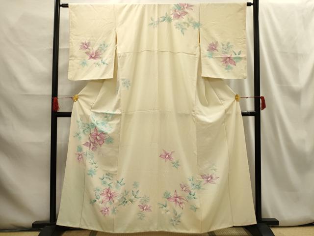 ■■■　サイズ　■■■ 身丈 160cm（肩から） 裄丈 63cm 袖丈 54.5cm　縫込み 7cm 袖幅 32cm 前幅 23cm 後幅 30cm 着物縫いこみ 内揚げ 0cm 裄 お袖側 約4cm　身頃側 約2.5cm ■■■　商品詳細　■■■ 【正絹】 状態は画像を添付しておりますので、そちらをご確認下さいますよう宜しくお願い致します。 大変上質な逸品になります。 お安く出品致しますので、是非この機会にいかがでしょうか？ ■■■　注意事項　■■■ ■モニター発色の具合により色合いが異なる場合がございます。 ■寸法は多少の誤差が生じる場合がございますのでご了承ください。 ■縫込みの長さが左右非対称の場合は短い部分を記載しております。 左右非対称であってもご返品・お値引き等の保証は出来かねますので、ご了承の上ご購入をお願い致します。 ■シミ等のチェックには注意を払っておりますが、見落としがある場合もございますし、個人の見解も様々ですので神経質な方のご購入はお控えください。 ■箪笥に入っておりました着物や帯なので畳みシワや匂いがあるものもございます。 ■お休みは基本的に土日祝となりますが、その他臨時でお休みする場合がございますのでご了承ください。 ■商品の発送は平日のみの発送となります。 ■夜間と土曜、日曜日はお問い合わせの回答が遅れる場合がございます。 ■当店では、お直し、紋入れ、お手入れ等は承っておりません。 ■生地の状態（ヤケ、経年劣化等）によってはサイズ直しが出来ない場合がございます。 その点もどうかご了承のうえ、ご購入をお願いいたします。 ■弊社で取り扱う商品は一点ものにつき、時期や在庫状況に応じて金額が変更となる場合がございます。 ■検針は行っておりません。予めご了承いただきますようお願いいたします。 ■【洗える着物】と記載のある商品におきましては、商品お届け後に洗濯を行ってしまってからのご返品にはご対応しかねます。 念の為、専門店でのお手入れをお願いいたします。 ■着物のサイズ目安は下記を参考ください↓ ＜女性着物＞　お端折り次第で＋5cm　−1cmが着用可能サイズ 　例）身丈170cmの場合、身長160cm〜175cm ＜男性着物＞　身丈＋約25cm〜27cm程が適応身長 　例）身丈155cmの場合、身長180〜182cm