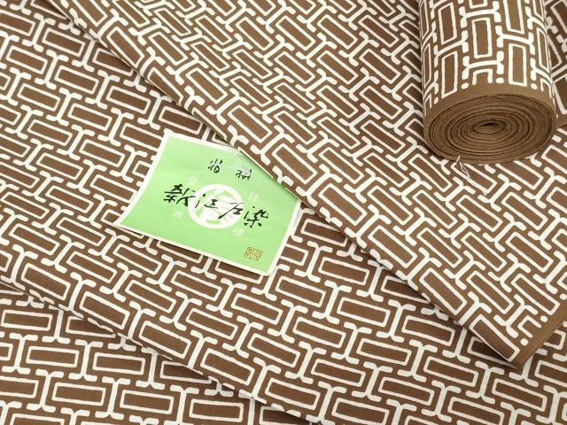 ■■■　サイズ　■■■ 長さ　　着尺分あり 幅　　　約40cm ■■■　商品詳細　■■■ 【綿・未使用】 状態は特に目立ったシミ汚れなどもなく大変良い状態です。 大変上質な逸品になります。 お安く出品致しますので、是非この機会にいかがでしょうか？ ■■■　注意事項　■■■ ■モニター発色の具合により色合いが異なる場合がございます。 ■寸法は多少の誤差が生じる場合がございますのでご了承ください。 ■縫込みの長さが左右非対称の場合は短い部分を記載しております。 左右非対称であってもご返品・お値引き等の保証は出来かねますので、ご了承の上ご購入をお願い致します。 ■シミ等のチェックには注意を払っておりますが、見落としがある場合もございますし、個人の見解も様々ですので神経質な方のご購入はお控えください。 ■箪笥に入っておりました着物や帯なので畳みシワや匂いがあるものもございます。 ■お休みは基本的に土日祝となりますが、その他臨時でお休みする場合がございますのでご了承ください。 ■商品の発送は平日のみの発送となります。 ■夜間と土曜、日曜日はお問い合わせの回答が遅れる場合がございます。 ■当店では、お直し、紋入れ、お手入れ等は承っておりません。 ■生地の状態（ヤケ、経年劣化等）によってはサイズ直しが出来ない場合がございます。 その点もどうかご了承のうえ、ご購入をお願いいたします。 ■弊社で取り扱う商品は一点ものにつき、時期や在庫状況に応じて金額が変更となる場合がございます。 ■検針は行っておりません。予めご了承いただきますようお願いいたします。 ■【洗える着物】と記載のある商品におきましては、商品お届け後に洗濯を行ってしまってからのご返品にはご対応しかねます。 念の為、専門店でのお手入れをお願いいたします。 ■写真に写っている物が全てになります。それ以外の付属品はございませんのでご了承ください。 ■状態に関する写真につきましては、掲載可能な写真枚数に限りがあるため、各箇所につき1枚参考画像を掲載しております。 ■着物のサイズ目安は下記を参考ください↓ ＜女性着物＞　お端折り次第で＋5cm　−1cmが着用可能サイズ 　例）身丈170cmの場合、身長160cm〜175cm ＜男性着物＞　身丈＋約25cm〜27cm程が適応身長 　例）身丈155cmの場合、身長180〜182cm
