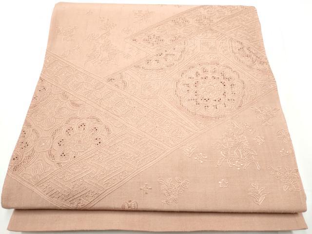■■■　サイズ　■■■ 長さ 448cm 幅 31cm程 ■■■　商品詳細　■■■ 【正絹】 状態は接写画像のように表地所々・前柄付近・裏地にヤケがございます。 大変上質な逸品になりますのでぜひお手入れをされてお召しになられてはいかがでしょうか。 お安く出品致しますので、是非この機会にいかがでしょうか？ ■■■　注意事項　■■■ ■モニター発色の具合により色合いが異なる場合がございます。 ■寸法は多少の誤差が生じる場合がございますのでご了承ください。 ■縫込みの長さが左右非対称の場合は短い部分を記載しております。 左右非対称であってもご返品・お値引き等の保証は出来かねますので、ご了承の上ご購入をお願い致します。 ■シミ等のチェックには注意を払っておりますが、見落としがある場合もございますし、個人の見解も様々ですので神経質な方のご購入はお控えください。 ■箪笥に入っておりました着物や帯なので畳みシワや匂いがあるものもございます。 ■お休みは基本的に土日祝となりますが、その他臨時でお休みする場合がございますのでご了承ください。 ■商品の発送は平日のみの発送となります。 ■夜間と土曜、日曜日はお問い合わせの回答が遅れる場合がございます。 ■当店では、お直し、紋入れ、お手入れ等は承っておりません。 ■生地の状態（ヤケ、経年劣化等）によってはサイズ直しが出来ない場合がございます。 その点もどうかご了承のうえ、ご購入をお願いいたします。 ■弊社で取り扱う商品は一点ものにつき、時期や在庫状況に応じて金額が変更となる場合がございます。 ■検針は行っておりません。予めご了承いただきますようお願いいたします。 ■【洗える着物】と記載のある商品におきましては、商品お届け後に洗濯を行ってしまってからのご返品にはご対応しかねます。 念の為、専門店でのお手入れをお願いいたします。 ■着物のサイズ目安は下記を参考ください↓ ＜女性着物＞　お端折り次第で＋5cm　−1cmが着用可能サイズ 　例）身丈170cmの場合、身長160cm〜175cm ＜男性着物＞　身丈＋約25cm〜27cm程が適応身長 　例）身丈155cmの場合、身長180〜182cm
