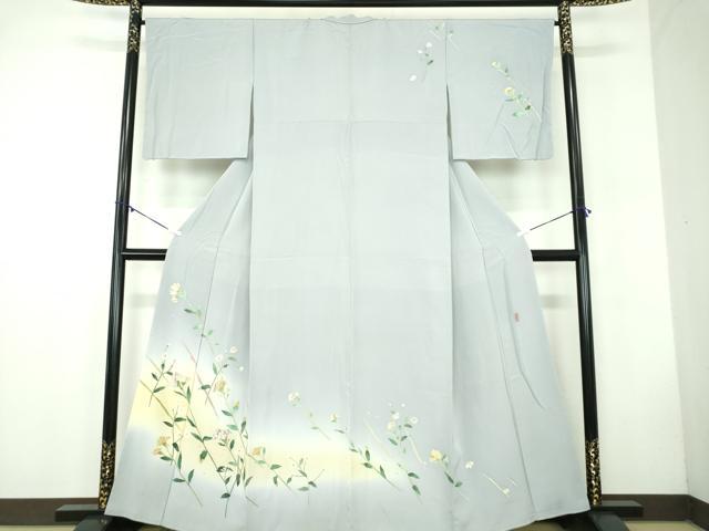 ■■■　サイズ　■■■ 身丈 162cm（肩から） 裄丈 66cm 袖丈 48.5cm　縫込み 6cm 袖幅 34cm 前幅 24cm 後幅 31cm 着物縫いこみ 内揚げ 8.5cm 裄 お袖側 約2cm　身頃側 約3.5cm ■■■　商品詳細　■■■ 【正絹】 状態は接写画像のようにおくみ、上前に薄い汚れ、右袖後に若干の薄い汚れがございますが その他特に目立ったシミ汚れなどもなく大変良い状態です。 大変上質な逸品になります。 お安く出品致しますので、是非この機会にいかがでしょうか？ ■■■　注意事項　■■■ ■モニター発色の具合により色合いが異なる場合がございます。 ■寸法は多少の誤差が生じる場合がございますのでご了承ください。 ■縫込みの長さが左右非対称の場合は短い部分を記載しております。 左右非対称であってもご返品・お値引き等の保証は出来かねますので、ご了承の上ご購入をお願い致します。 ■シミ等のチェックには注意を払っておりますが、見落としがある場合もございますし、個人の見解も様々ですので神経質な方のご購入はお控えください。 ■箪笥に入っておりました着物や帯なので畳みシワや匂いがあるものもございます。 ■お休みは基本的に土日祝となりますが、その他臨時でお休みする場合がございますのでご了承ください。 ■商品の発送は平日のみの発送となります。 ■夜間と土曜、日曜日はお問い合わせの回答が遅れる場合がございます。 ■当店では、お直し、紋入れ、お手入れ等は承っておりません。 ■生地の状態（ヤケ、経年劣化等）によってはサイズ直しが出来ない場合がございます。 その点もどうかご了承のうえ、ご購入をお願いいたします。 ■弊社で取り扱う商品は一点ものにつき、時期や在庫状況に応じて金額が変更となる場合がございます。 ■検針は行っておりません。予めご了承いただきますようお願いいたします。 ■【洗える着物】と記載のある商品におきましては、商品お届け後に洗濯を行ってしまってからのご返品にはご対応しかねます。 念の為、専門店でのお手入れをお願いいたします。 ■着物のサイズ目安は下記を参考ください↓ ＜女性着物＞　お端折り次第で＋5cm　−1cmが着用可能サイズ 　例）身丈170cmの場合、身長160cm〜175cm ＜男性着物＞　身丈＋約25cm〜27cm程が適応身長 　例）身丈155cmの場合、身長180〜182cm