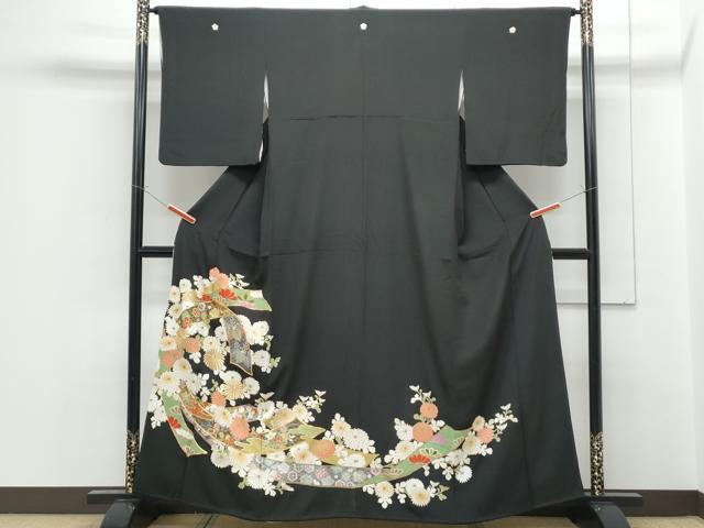 ■■■　サイズ　■■■ 身丈 160cm（肩から） 裄丈 64.5cm 袖丈 51cm　縫込み 8cm 袖幅 32.5cm 前幅 24cm 後幅 30cm 着物縫いこみ 内揚げ 4cm 裄 お袖側 約3cm　身頃側 約5cm ■■■　商品詳細　■■■ 【正絹・五つ紋・比翼仕立て】 状態は画像を添付しておりますので、そちらをご確認下さいますよう宜しくお願い致します。 大変上質な逸品になります。 お安く出品致しますので、是非この機会にいかがでしょうか？ ■■■　注意事項　■■■ ■モニター発色の具合により色合いが異なる場合がございます。 ■寸法は多少の誤差が生じる場合がございますのでご了承ください。 ■縫込みの長さが左右非対称の場合は短い部分を記載しております。 左右非対称であってもご返品・お値引き等の保証は出来かねますので、ご了承の上ご購入をお願い致します。 ■シミ等のチェックには注意を払っておりますが、見落としがある場合もございますし、個人の見解も様々ですので神経質な方のご購入はお控えください。 ■箪笥に入っておりました着物や帯なので畳みシワや匂いがあるものもございます。 ■お休みは基本的に土日祝となりますが、その他臨時でお休みする場合がございますのでご了承ください。 ■商品の発送は平日のみの発送となります。 ■夜間と土曜、日曜日はお問い合わせの回答が遅れる場合がございます。 ■当店では、お直し、紋入れ、お手入れ等は承っておりません。 ■生地の状態（ヤケ、経年劣化等）によってはサイズ直しが出来ない場合がございます。 その点もどうかご了承のうえ、ご購入をお願いいたします。 ■弊社で取り扱う商品は一点ものにつき、時期や在庫状況に応じて金額が変更となる場合がございます。 ■検針は行っておりません。予めご了承いただきますようお願いいたします。 ■【洗える着物】と記載のある商品におきましては、商品お届け後に洗濯を行ってしまってからのご返品にはご対応しかねます。 念の為、専門店でのお手入れをお願いいたします。 ■着物のサイズ目安は下記を参考ください↓ ＜女性着物＞　お端折り次第で＋5cm　−1cmが着用可能サイズ 　例）身丈170cmの場合、身長160cm〜175cm ＜男性着物＞　身丈＋約25cm〜27cm程が適応身長 　例）身丈155cmの場合、身長180〜182cm