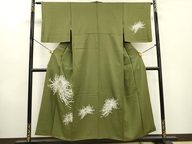 ■■■　サイズ　■■■ 身丈 152cm（肩から） 裄丈 62cm 袖丈 47cm　縫込み 5cm 袖幅 32cm 前幅 22.5cm 後幅 28cm 着物縫いこみ 内揚げ 10.5cm 裄 お袖側 約4cm　身頃側 約4cm ■■■　商品詳細　■■■ 【正絹】 状態は接写画像のように衿山に薄い汚れがございますが その他特に目立ったシミ汚れなどもなく大変良い状態です。 「螺鈿(らでん)」は、 貝殻の内側の真珠層を薄く切り出して、はめ込む手法です。 奈良時代に唐から螺鈿の技術が輸入されて以来、 真珠層が光線によって、青色やピンク色などの優しい光を放ち、 自然な非規則性が神秘的で日本人の心を惹きつけてきました。 丁寧に、精密に織り出された源氏物語・・・ 実に多彩な彩りは、螺鈿のみ表現できる美しさ 織り螺鈿金細工の染などでは表現できない、 貝殻の持つ自然な光沢がとても美しく、優雅さと華やかさを添えます。 大変上質な逸品になります。 お安く出品致しますので、是非この機会にいかがでしょうか？ ■■■　注意事項　■■■ ■モニター発色の具合により色合いが異なる場合がございます。 ■寸法は多少の誤差が生じる場合がございますのでご了承ください。 ■縫込みの長さが左右非対称の場合は短い部分を記載しております。 左右非対称であってもご返品・お値引き等の保証は出来かねますので、ご了承の上ご購入をお願い致します。 ■シミ等のチェックには注意を払っておりますが、見落としがある場合もございますし、個人の見解も様々ですので神経質な方のご購入はお控えください。 ■箪笥に入っておりました着物や帯なので畳みシワや匂いがあるものもございます。 ■お休みは基本的に土日祝となりますが、その他臨時でお休みする場合がございますのでご了承ください。 ■商品の発送は平日のみの発送となります。 ■夜間と土曜、日曜日はお問い合わせの回答が遅れる場合がございます。 ■当店では、お直し、紋入れ、お手入れ等は承っておりません。 ■生地の状態（ヤケ、経年劣化等）によってはサイズ直しが出来ない場合がございます。 その点もどうかご了承のうえ、ご購入をお願いいたします。 ■弊社で取り扱う商品は一点ものにつき、時期や在庫状況に応じて金額が変更となる場合がございます。 ■検針は行っておりません。予めご了承いただきますようお願いいたします。 ■【洗える着物】と記載のある商品におきましては、商品お届け後に洗濯を行ってしまってからのご返品にはご対応しかねます。 念の為、専門店でのお手入れをお願いいたします。 ■着物のサイズ目安は下記を参考ください↓ ＜女性着物＞　お端折り次第で＋5cm　−1cmが着用可能サイズ 　例）身丈170cmの場合、身長160cm〜175cm ＜男性着物＞　身丈＋約25cm〜27cm程が適応身長 　例）身丈155cmの場合、身長180〜182cm