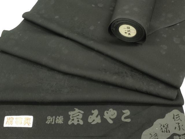 ■■■　サイズ　■■■ 長さ　　羽尺分あり 幅　　　約36.5cm ■■■　商品詳細　■■■ 【正絹・未使用・石持付き】 状態は接写画像のように表地所々・裏面所々に汚れがございます。 大変上質な逸品になります。 お安く出品致しますので、是非この機会にいかがでしょうか？ ■■■　注意事項　■■■ ■モニター発色の具合により色合いが異なる場合がございます。 ■寸法は多少の誤差が生じる場合がございますのでご了承ください。 ■縫込みの長さが左右非対称の場合は短い部分を記載しております。 左右非対称であってもご返品・お値引き等の保証は出来かねますので、ご了承の上ご購入をお願い致します。 ■シミ等のチェックには注意を払っておりますが、見落としがある場合もございますし、個人の見解も様々ですので神経質な方のご購入はお控えください。 ■箪笥に入っておりました着物や帯なので畳みシワや匂いがあるものもございます。 ■お休みは基本的に土日祝となりますが、その他臨時でお休みする場合がございますのでご了承ください。 ■商品の発送は平日のみの発送となります。 ■夜間と土曜、日曜日はお問い合わせの回答が遅れる場合がございます。 ■当店では、お直し、紋入れ、お手入れ等は承っておりません。 ■生地の状態（ヤケ、経年劣化等）によってはサイズ直しが出来ない場合がございます。 その点もどうかご了承のうえ、ご購入をお願いいたします。 ■弊社で取り扱う商品は一点ものにつき、時期や在庫状況に応じて金額が変更となる場合がございます。 ■検針は行っておりません。予めご了承いただきますようお願いいたします。 ■【洗える着物】と記載のある商品におきましては、商品お届け後に洗濯を行ってしまってからのご返品にはご対応しかねます。 念の為、専門店でのお手入れをお願いいたします。 ■写真に写っている物が全てになります。それ以外の付属品はございませんのでご了承ください。 ■状態に関する写真につきましては、掲載可能な写真枚数に限りがあるため、各箇所につき1枚参考画像を掲載しております。 ■着物のサイズ目安は下記を参考ください↓ ＜女性着物＞　お端折り次第で＋5cm　－1cmが着用可能サイズ 　例）身丈170cmの場合、身長160cm～175cm ＜男性着物＞　身丈＋約25cm～27cm程が適応身長 　例）身丈155cmの場合、身長180～182cm