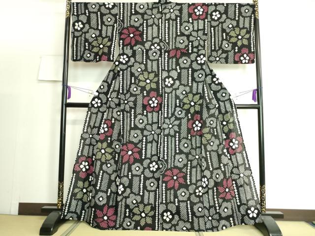 ■■■　サイズ　■■■ 身丈 166m（肩から） 裄丈 69.5cm 袖丈 46cm　縫込み 2.5cm 袖幅 3.5cm 前幅 25.5cm 後幅 31cm 着物縫いこみ 内揚げ 0cm 裄 お袖側 約 0cm　身頃側 約 1cm ■■■　商品詳細　■■■ 【綿・バチ衿】 状態は接写画像のように 後身頃、右袖後、居敷当てに若干の汚れがございますが その他特に目立ったシミ汚れなどもなく大変良い状態です。 人気の高い“有松鳴海絞り”の浴衣でございます。 “鳴海絞り”ならではの表情を生み出す立体感と 淡いぼかしで息を吹き込まれ、 今にも動き出しそうな迫力を放っております。 夏祭りや花火大会、これから増えるイベントに連れ立って、 より夏をお楽しみ下さいませ。 大変上質な極上の逸品になります。 お安く出品致しますので、是非この機会にいかがでしょうか？ ■■■　注意事項　■■■ ■モニター発色の具合により色合いが異なる場合がございます。 ■寸法は多少の誤差が生じる場合がございますのでご了承ください。 ■縫込みの長さが左右非対称の場合は短い部分を記載しております。 左右非対称であってもご返品・お値引き等の保証は出来かねますので、ご了承の上ご購入をお願い致します。 ■シミ等のチェックには注意を払っておりますが、見落としがある場合もございますし、個人の見解も様々ですので神経質な方のご購入はお控えください。 ■箪笥に入っておりました着物や帯なので畳みシワや匂いがあるものもございます。 ■お休みは基本的に土日祝となりますが、その他臨時でお休みする場合がございますのでご了承ください。 ■商品の発送は平日のみの発送となります。 ■夜間と土曜、日曜日はお問い合わせの回答が遅れる場合がございます。 ■当店では、お直し、紋入れ、お手入れ等は承っておりません。 ■生地の状態（ヤケ、経年劣化等）によってはサイズ直しが出来ない場合がございます。 その点もどうかご了承のうえ、ご購入をお願いいたします。 ■弊社で取り扱う商品は一点ものにつき、時期や在庫状況に応じて金額が変更となる場合がございます。 ■検針は行っておりません。予めご了承いただきますようお願いいたします。 ■【洗える着物】と記載のある商品におきましては、商品お届け後に洗濯を行ってしまってからのご返品にはご対応しかねます。 念の為、専門店でのお手入れをお願いいたします。 ■着物のサイズ目安は下記を参考ください↓ ＜女性着物＞　お端折り次第で＋5?　−10?が着用可能サイズ 　例）身丈170?の場合、身長160?〜175? ＜男性着物＞　身丈＋約25?〜27?程が適応身長 　例）身丈155?の場合、身長180〜182?